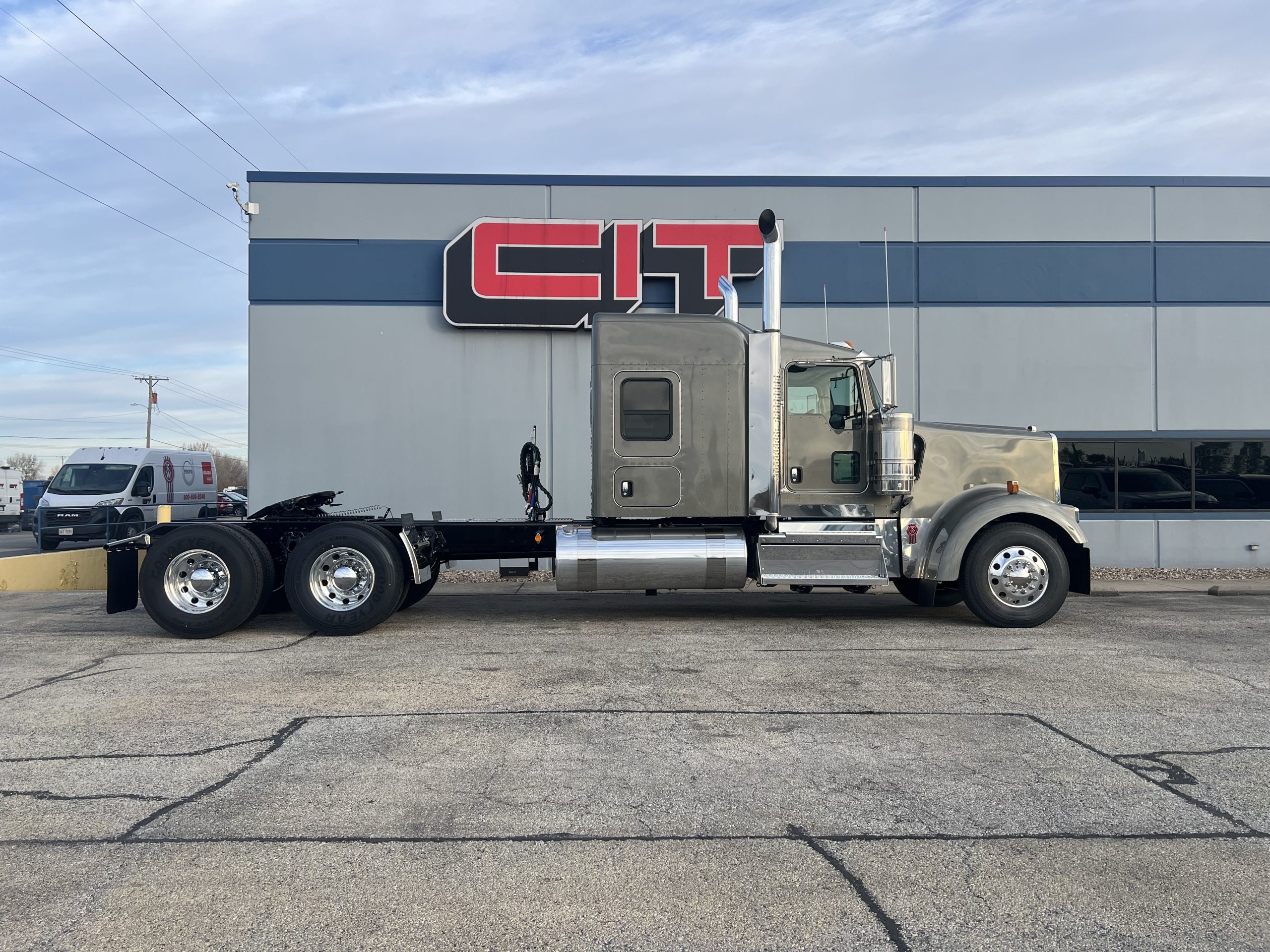 2026 KENWORTH W900L 2026 KENWORTH W900L - image 4 of 6