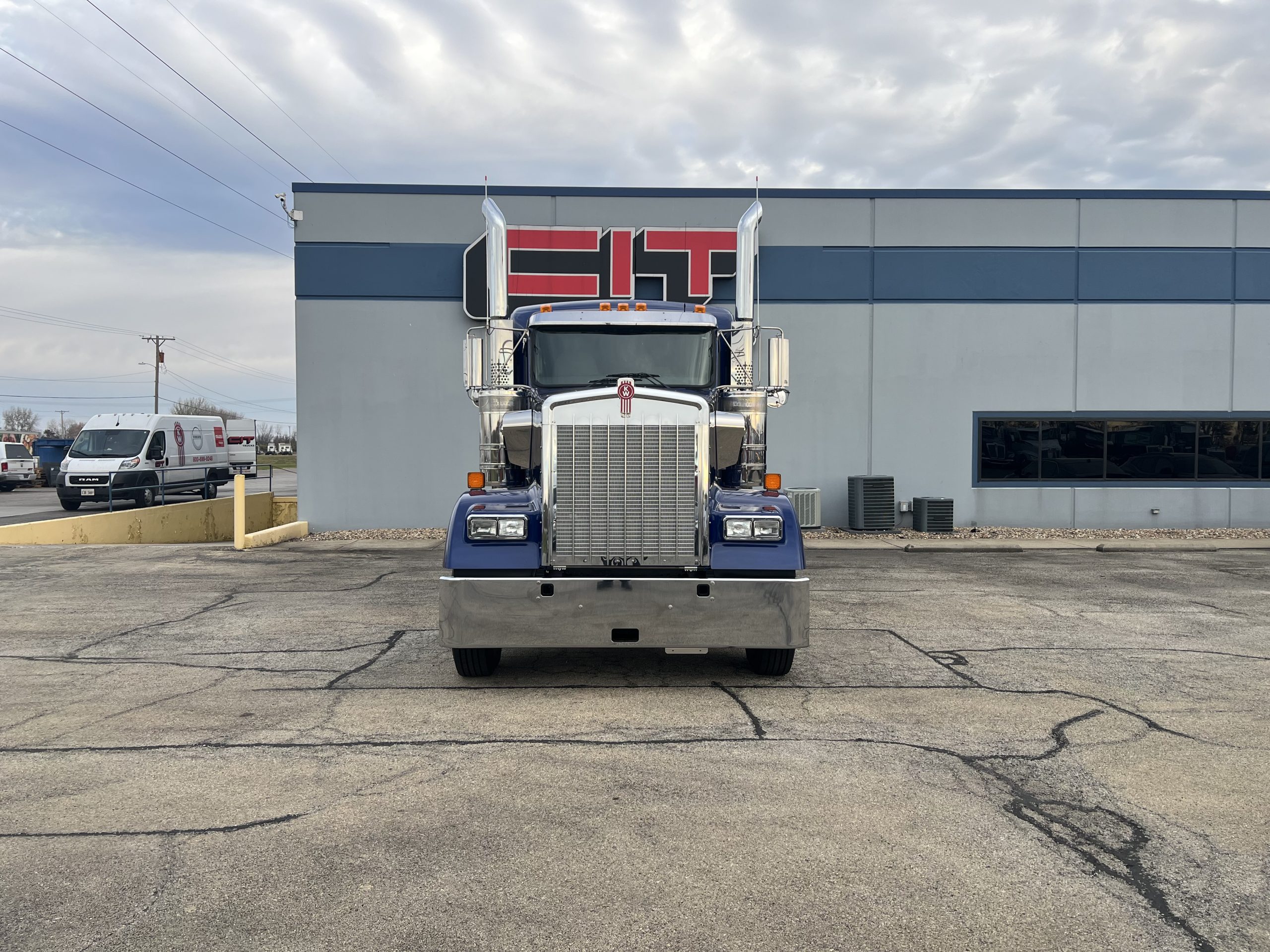 2026 KENWORTH W900L 2026 KENWORTH W900L - image 2 of 6