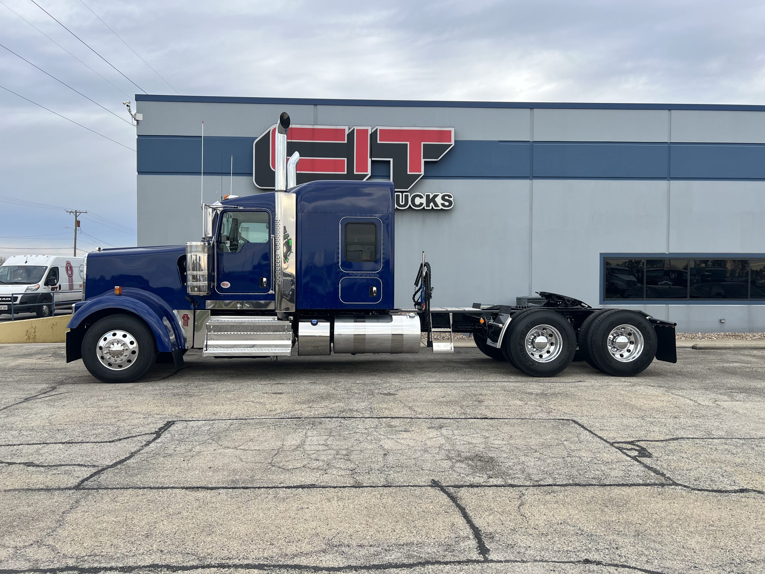 2026 KENWORTH W900L 2026 KENWORTH W900L - image 4 of 6