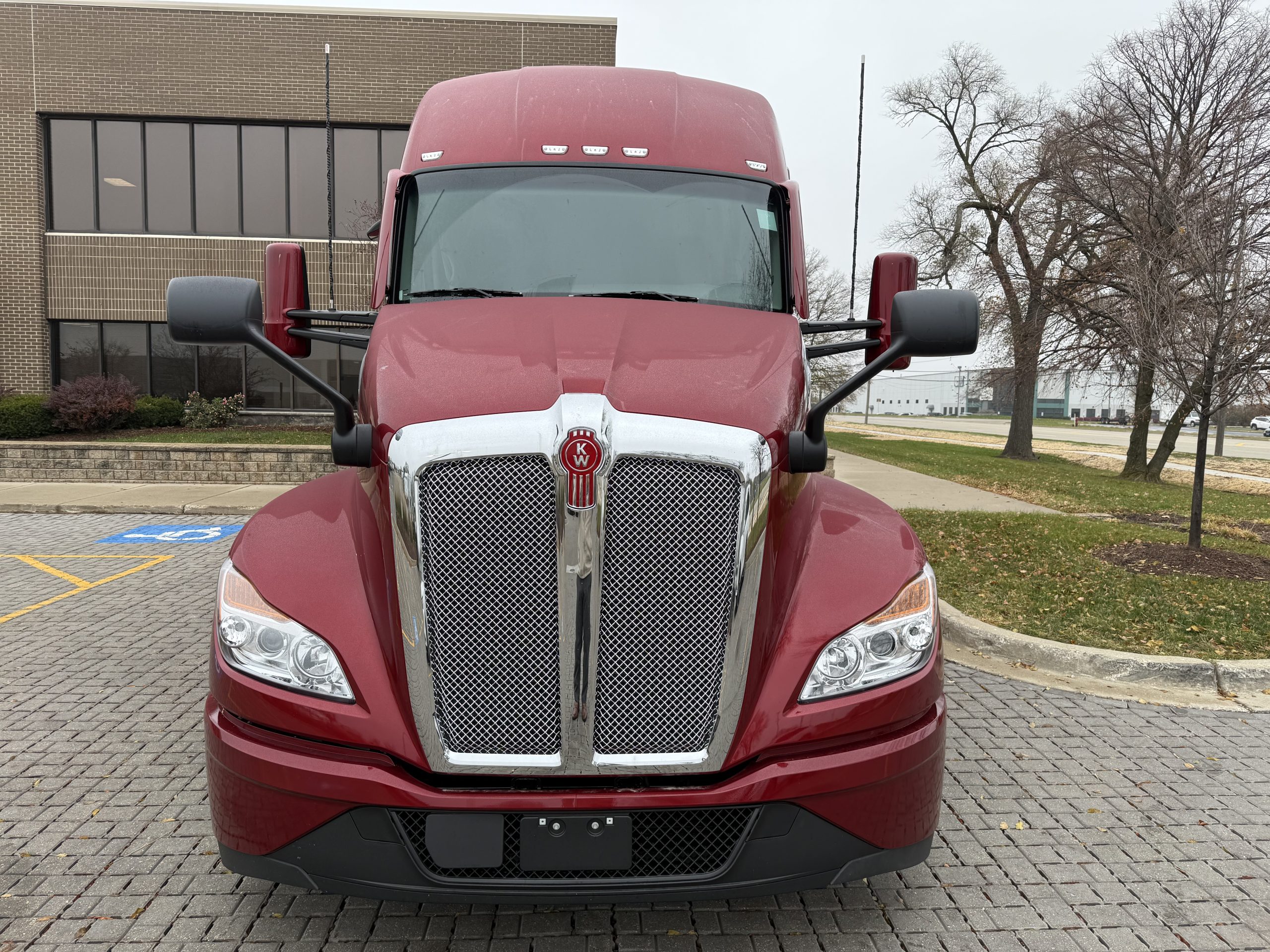 2026 KENWORTH T680 - image 2 of 6