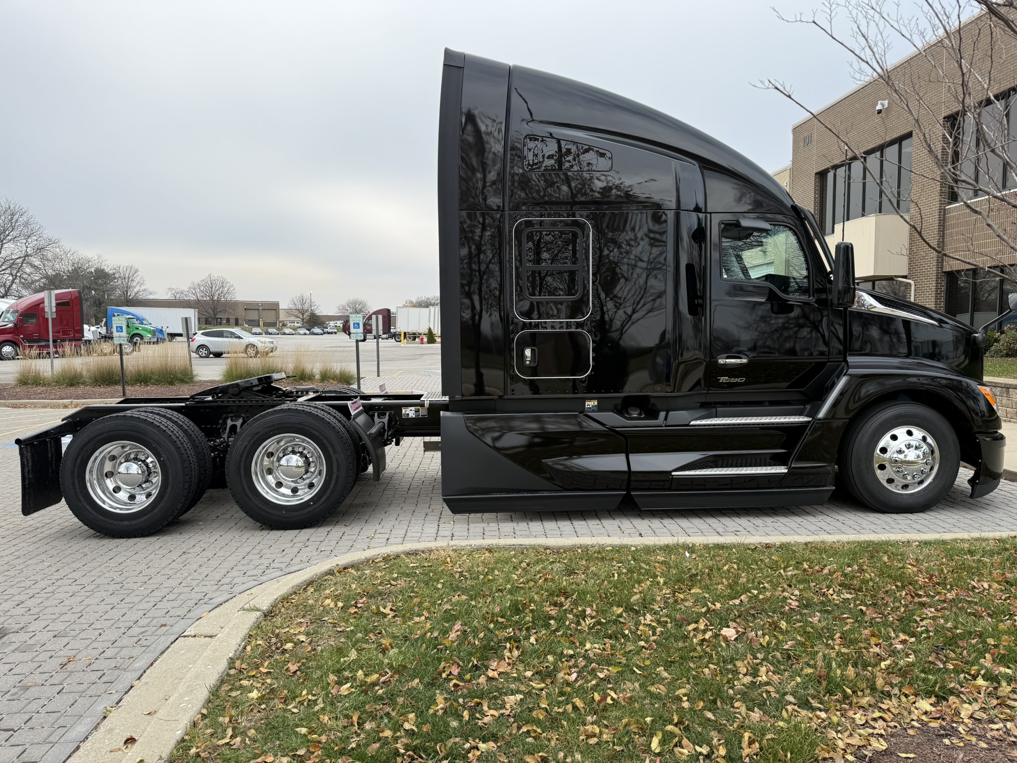 2026 KENWORTH T680 - image 4 of 6