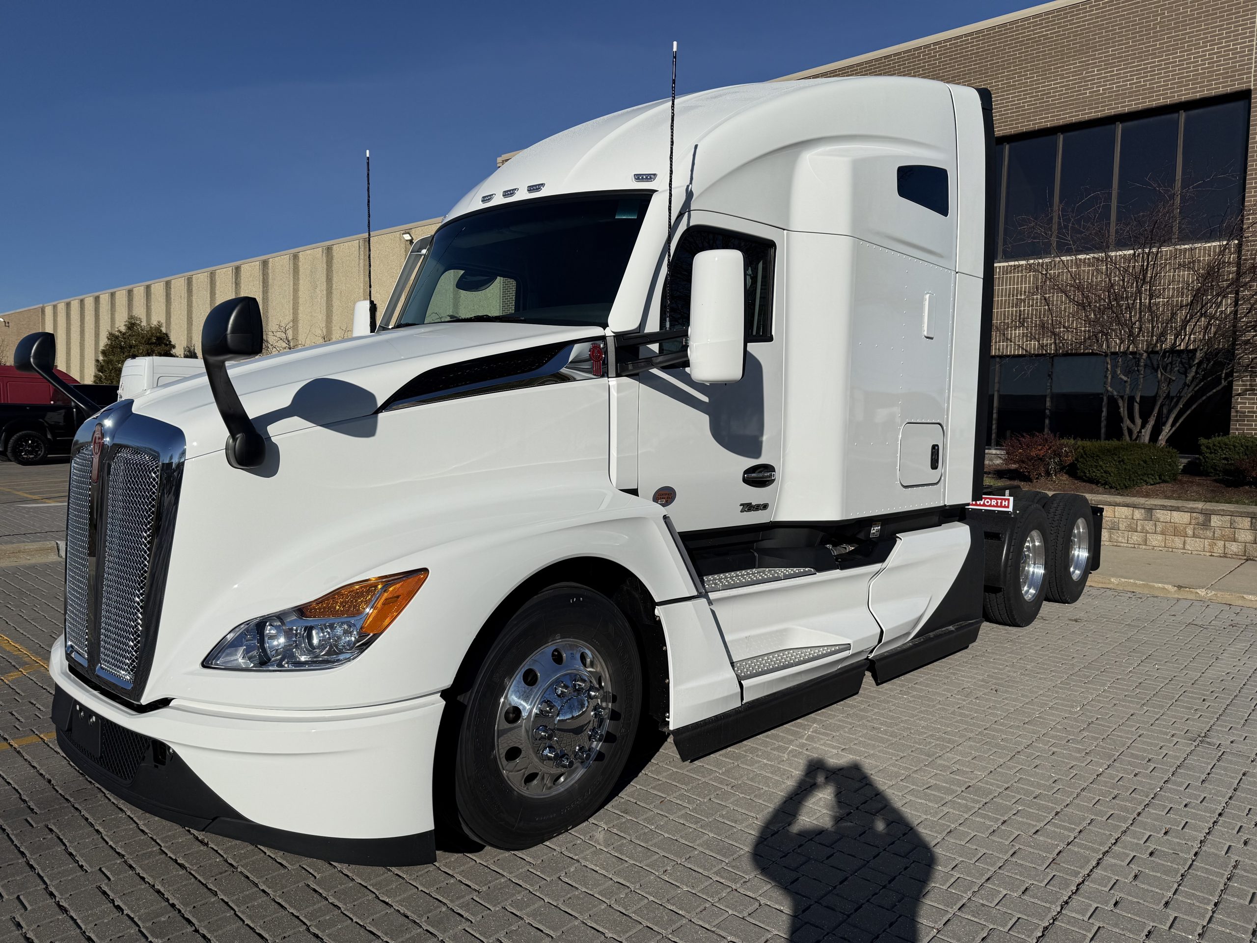 2026 KENWORTH T680 2026 KENWORTH T680 - image 1 of 6