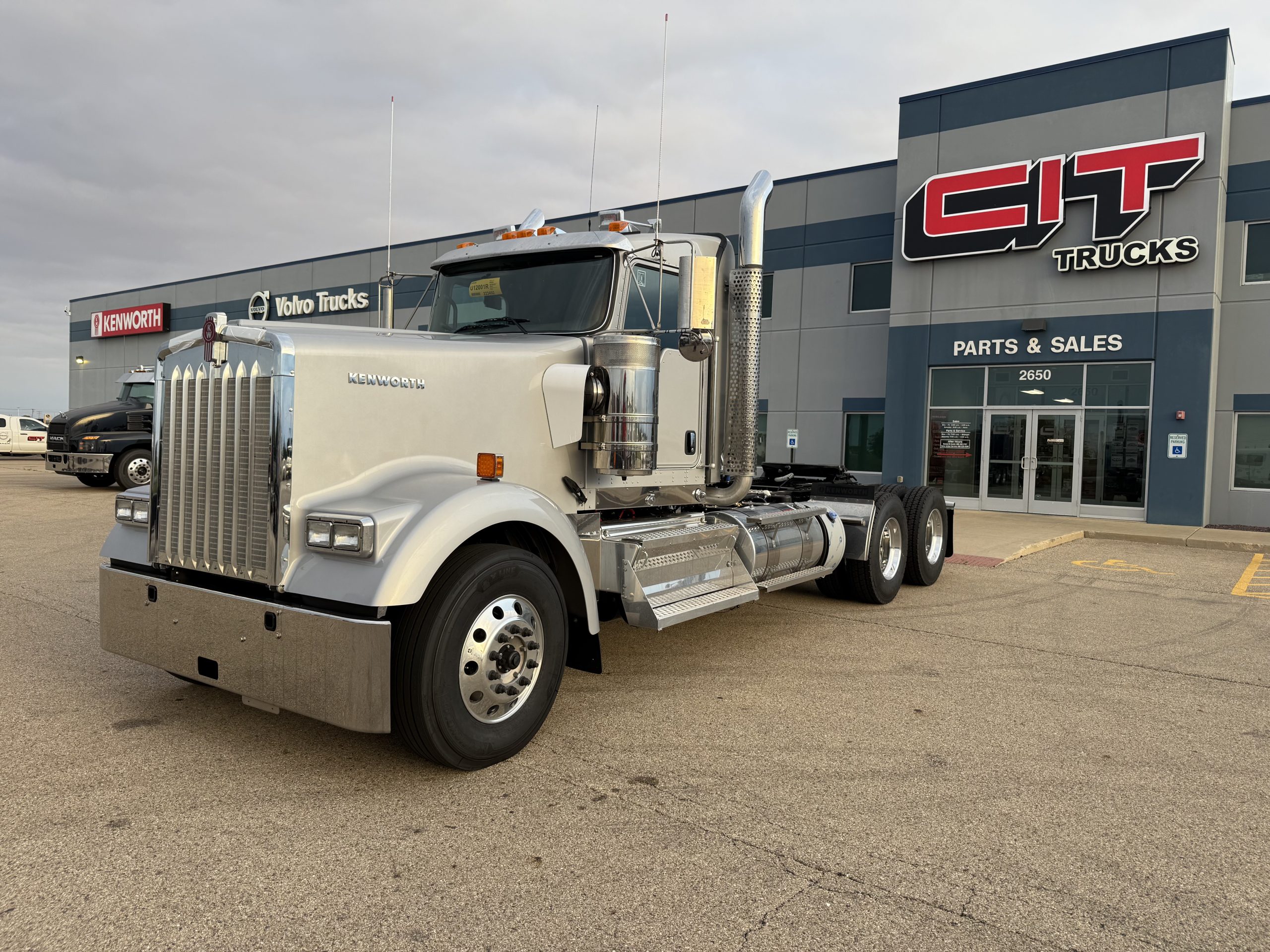 2026 KENWORTH W900L - image 1 of 6