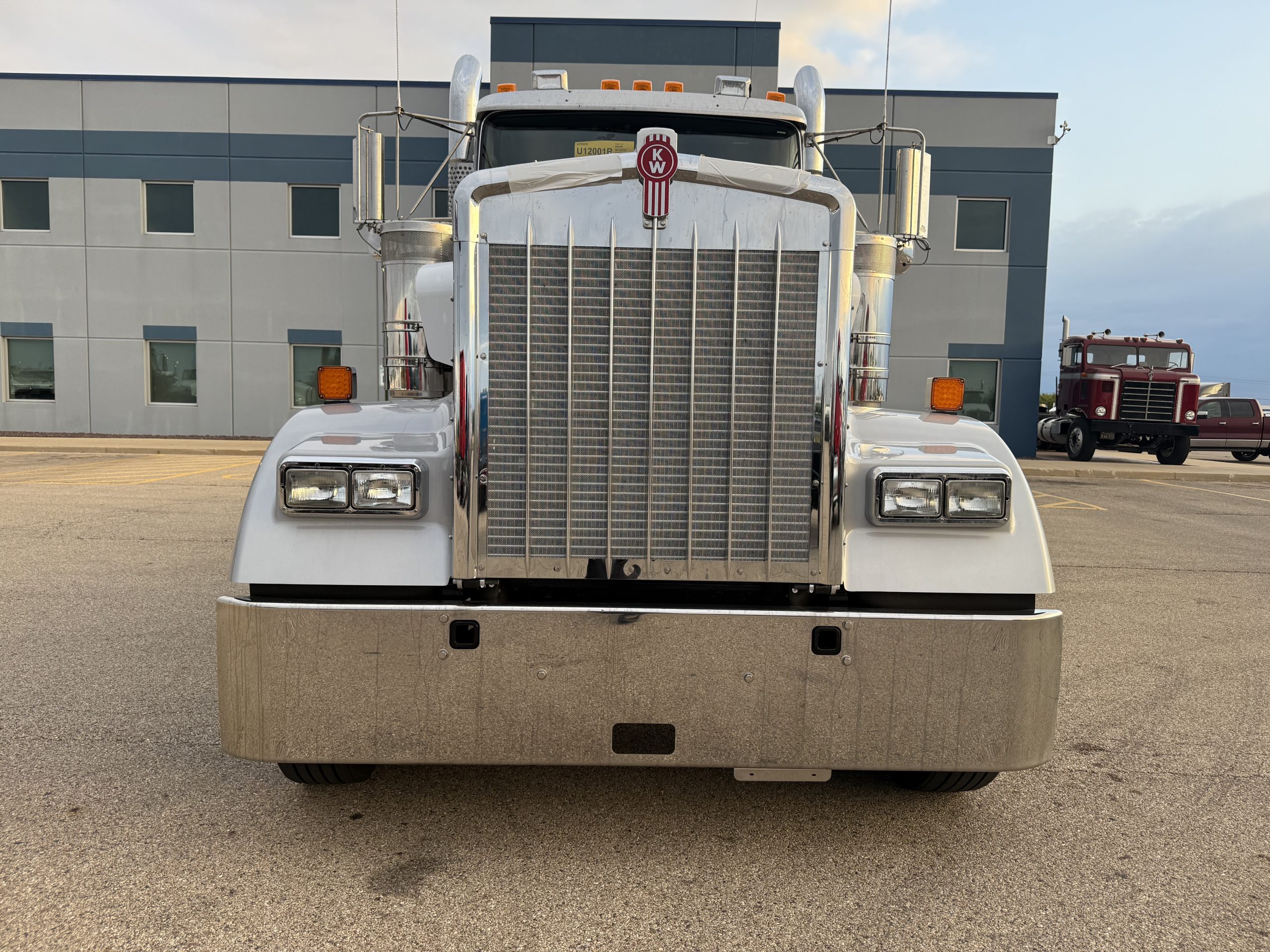 2026 KENWORTH W900L - image 2 of 6