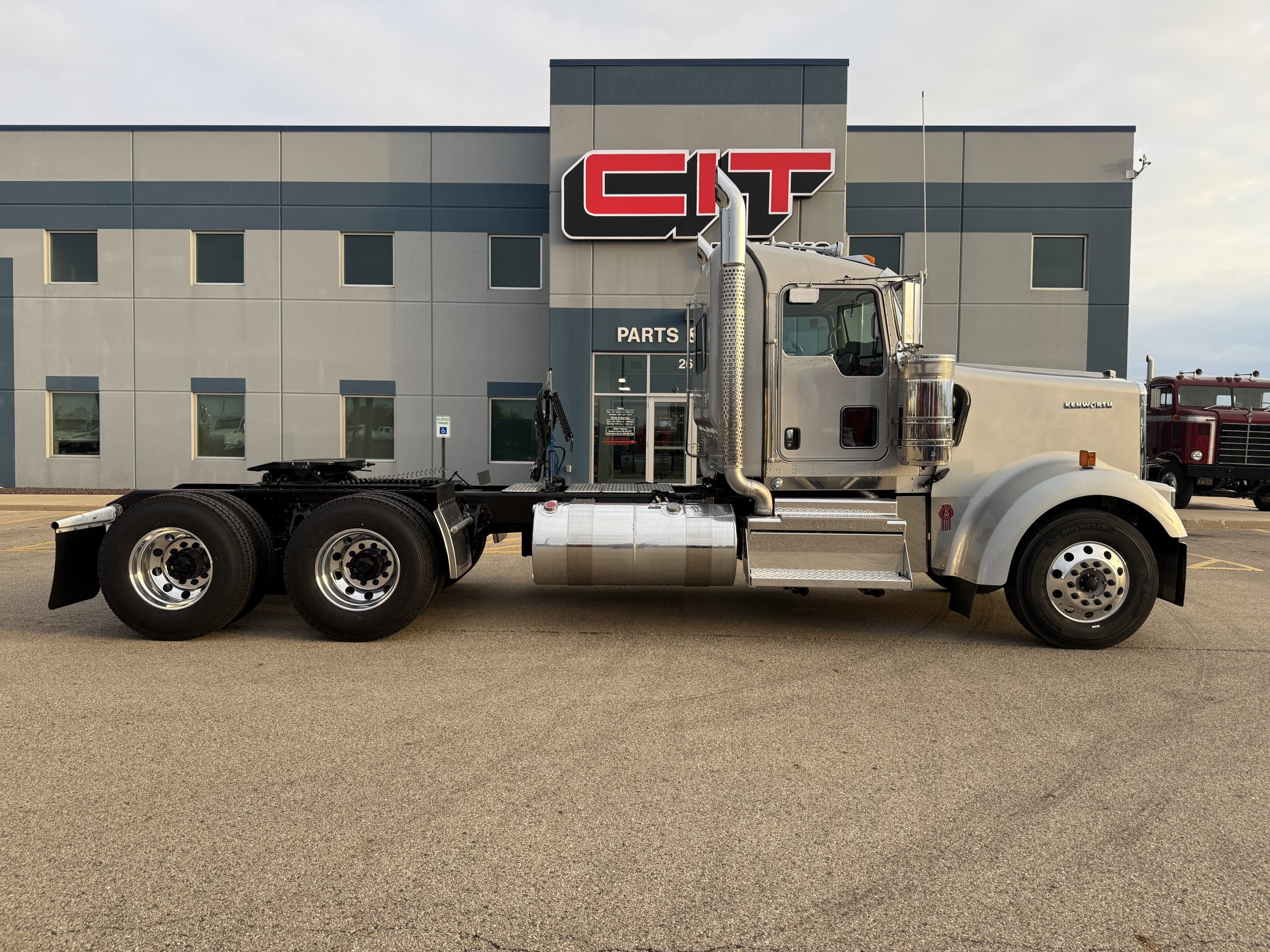 2026 KENWORTH W900L - image 4 of 6