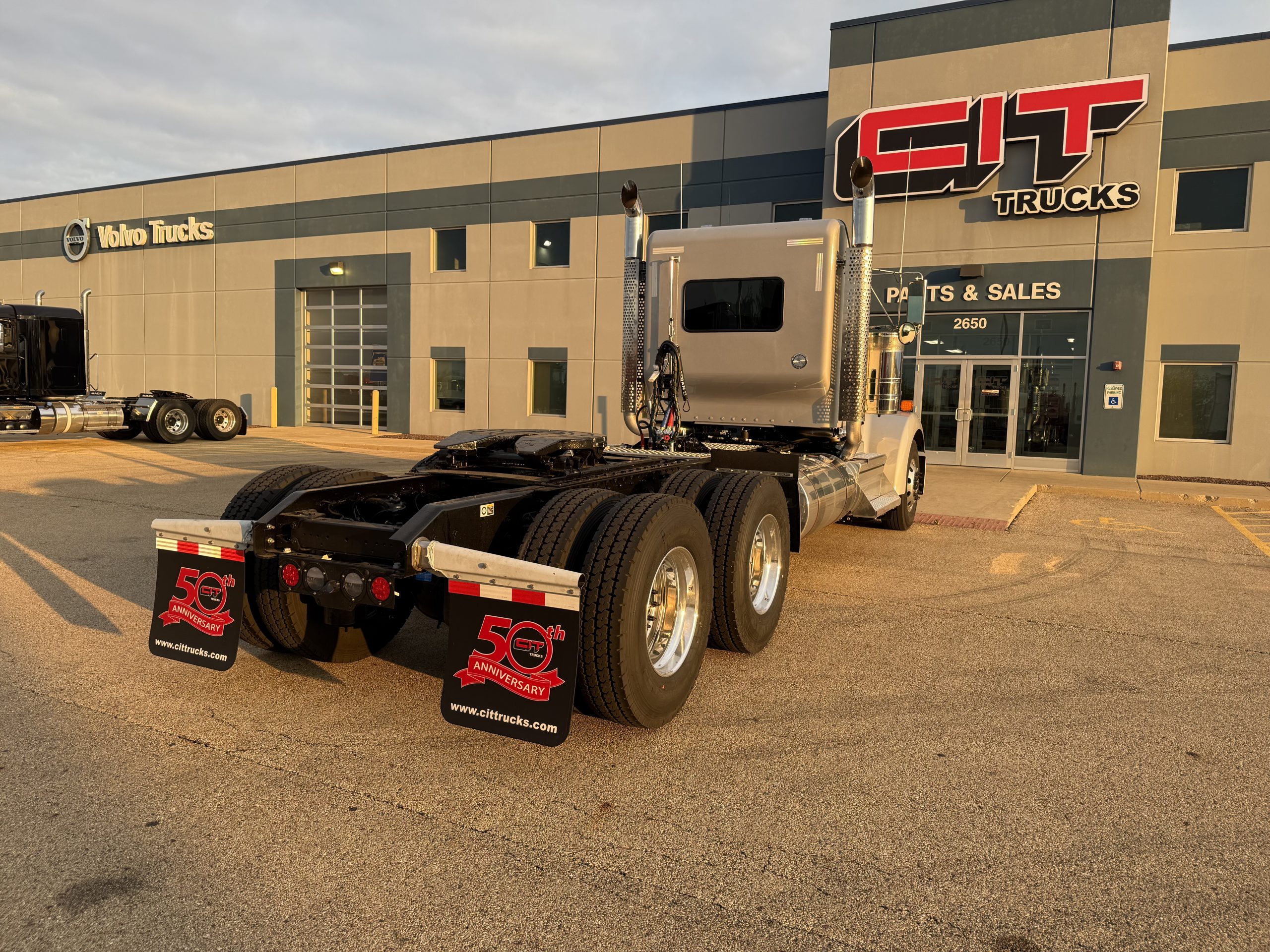 2026 KENWORTH W900L - image 5 of 6