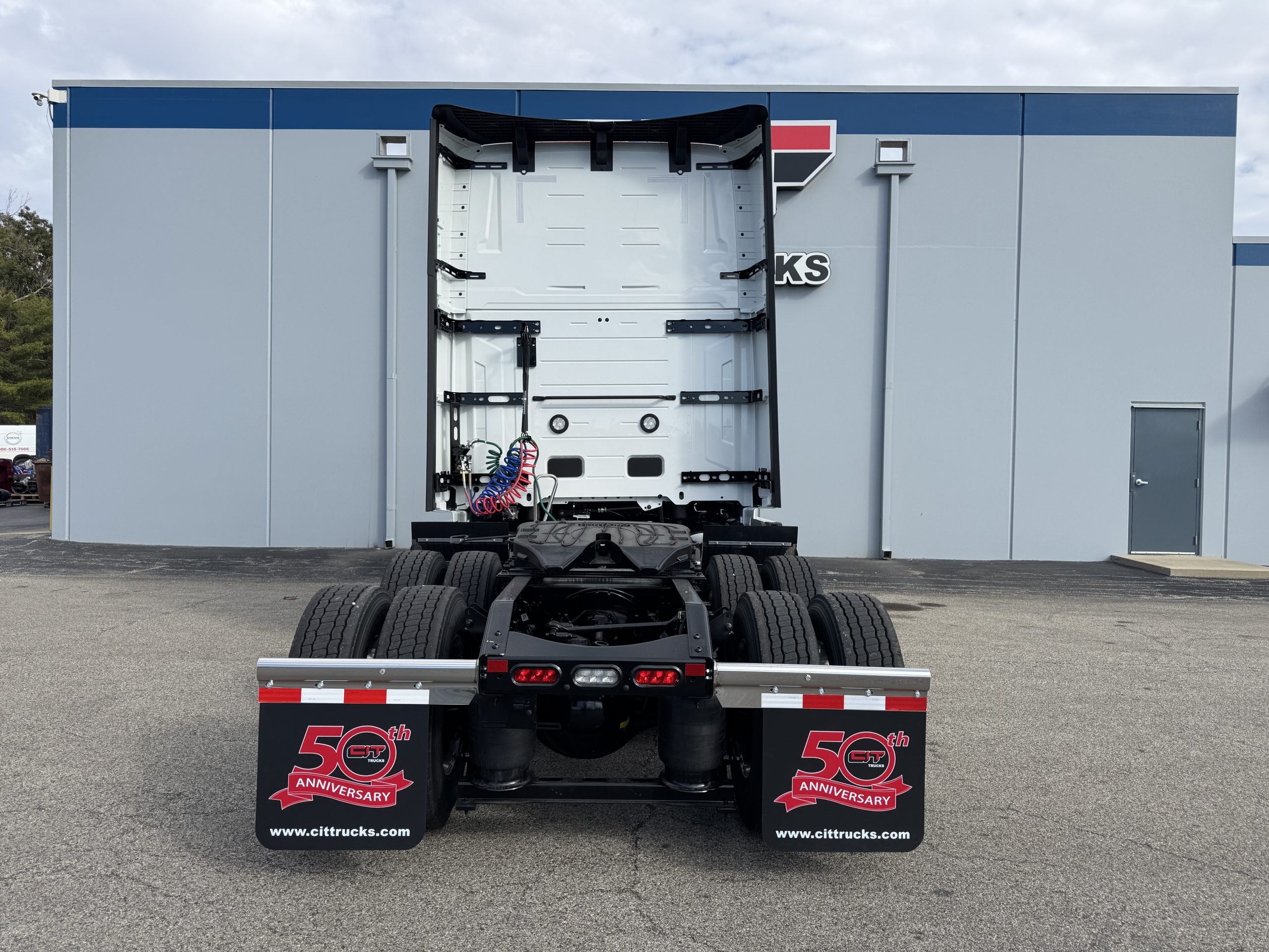 2026 VOLVO VNL860 2026 VOLVO VNL860 - image 5 of 6