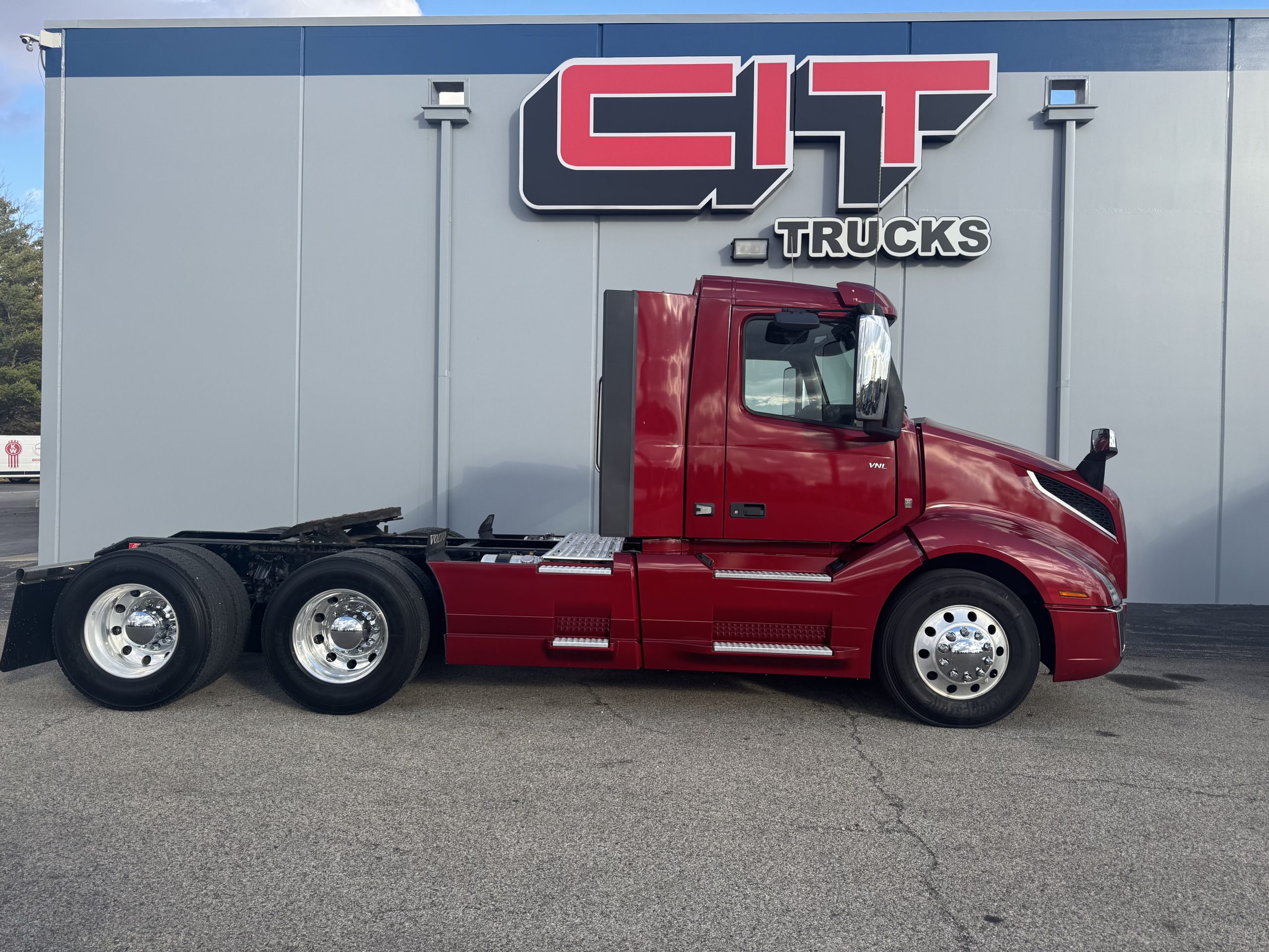 2022 VOLVO VNL300 2022 VOLVO VNL300 - image 3 of 6