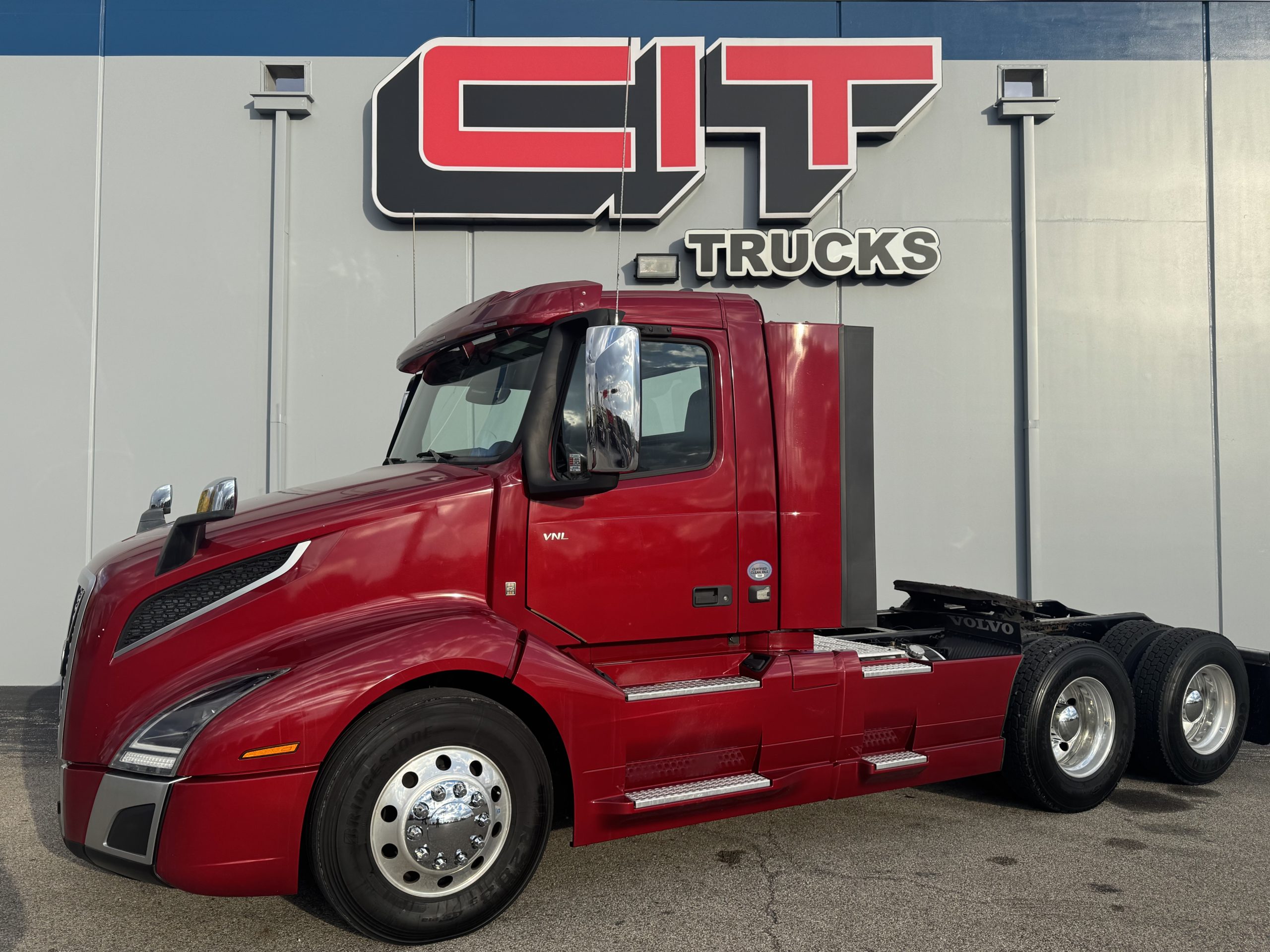 2022 VOLVO VNL300 2022 VOLVO VNL300 - image 1 of 6