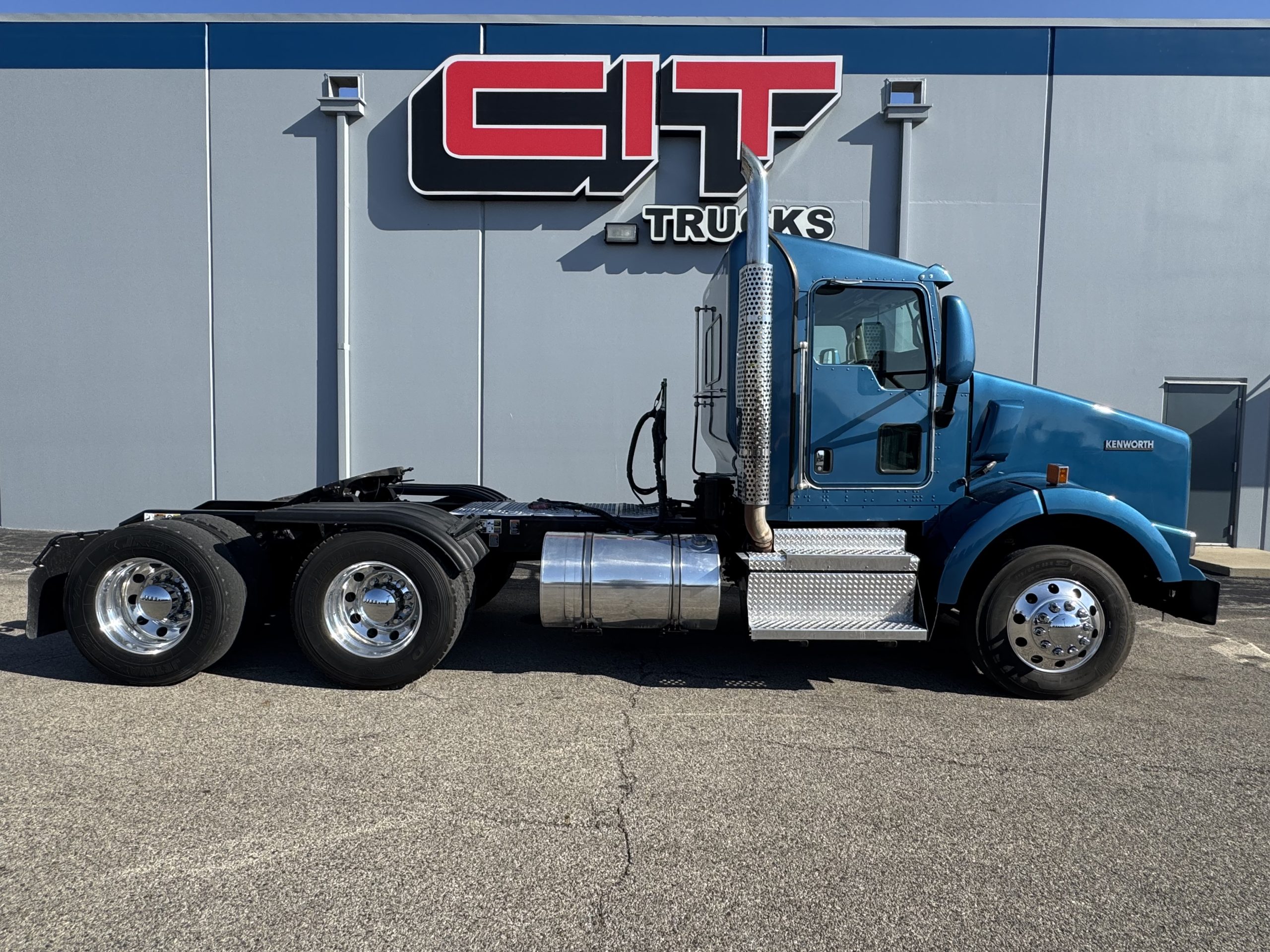2020 KENWORTH T800 - image 4 of 6