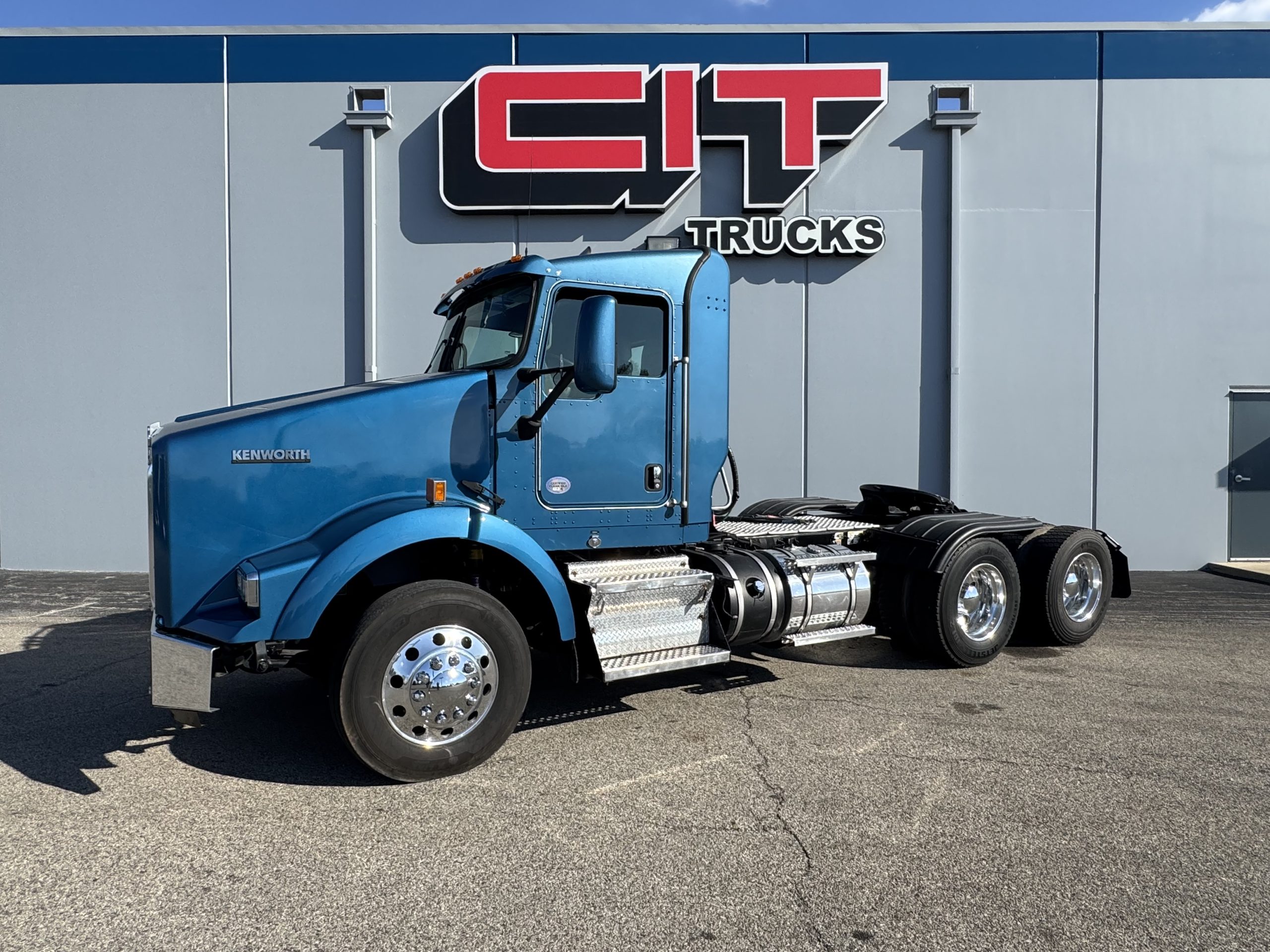 2020 KENWORTH T800 - image 1 of 6