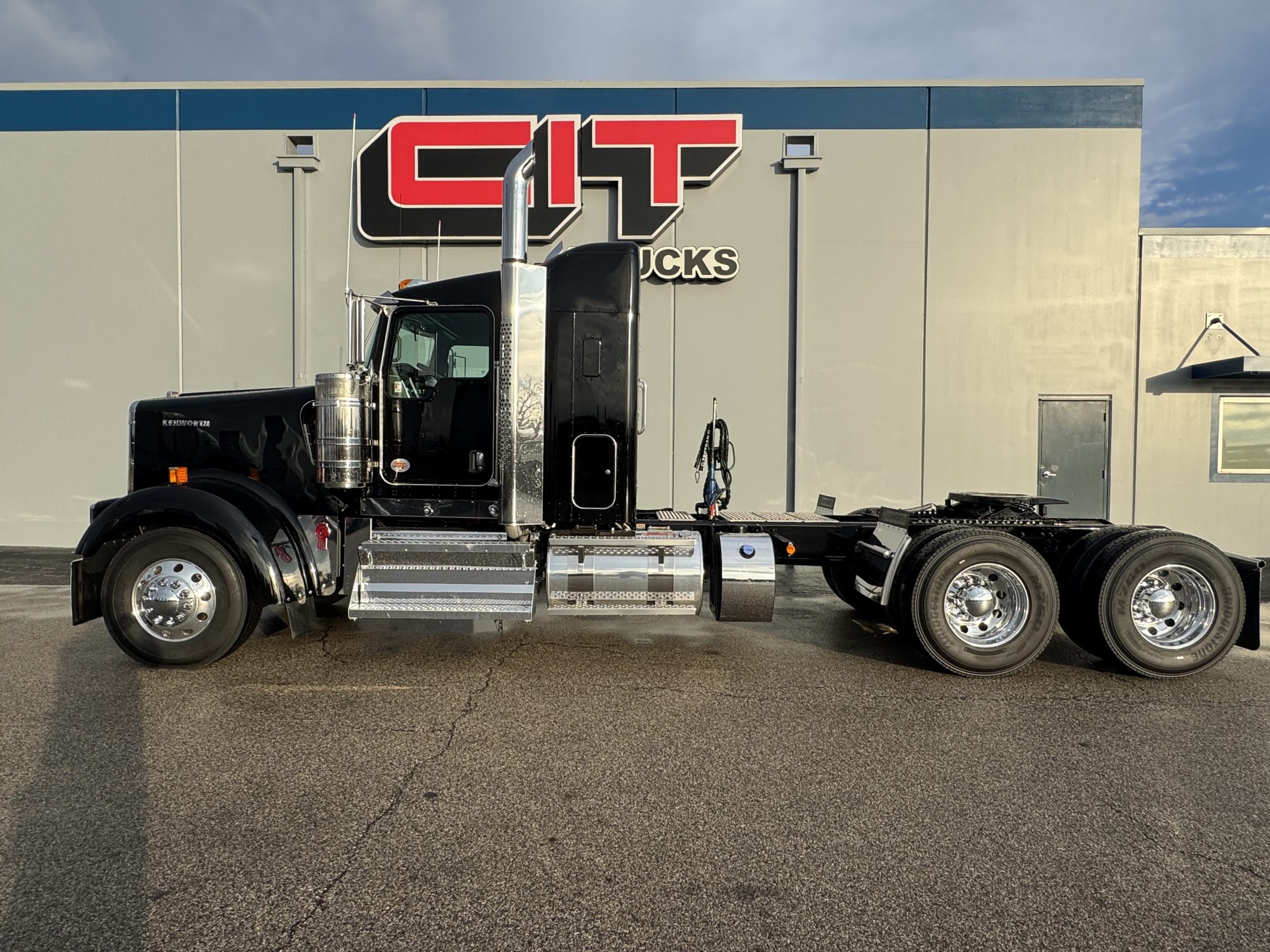 2026 KENWORTH W900L - image 5 of 6