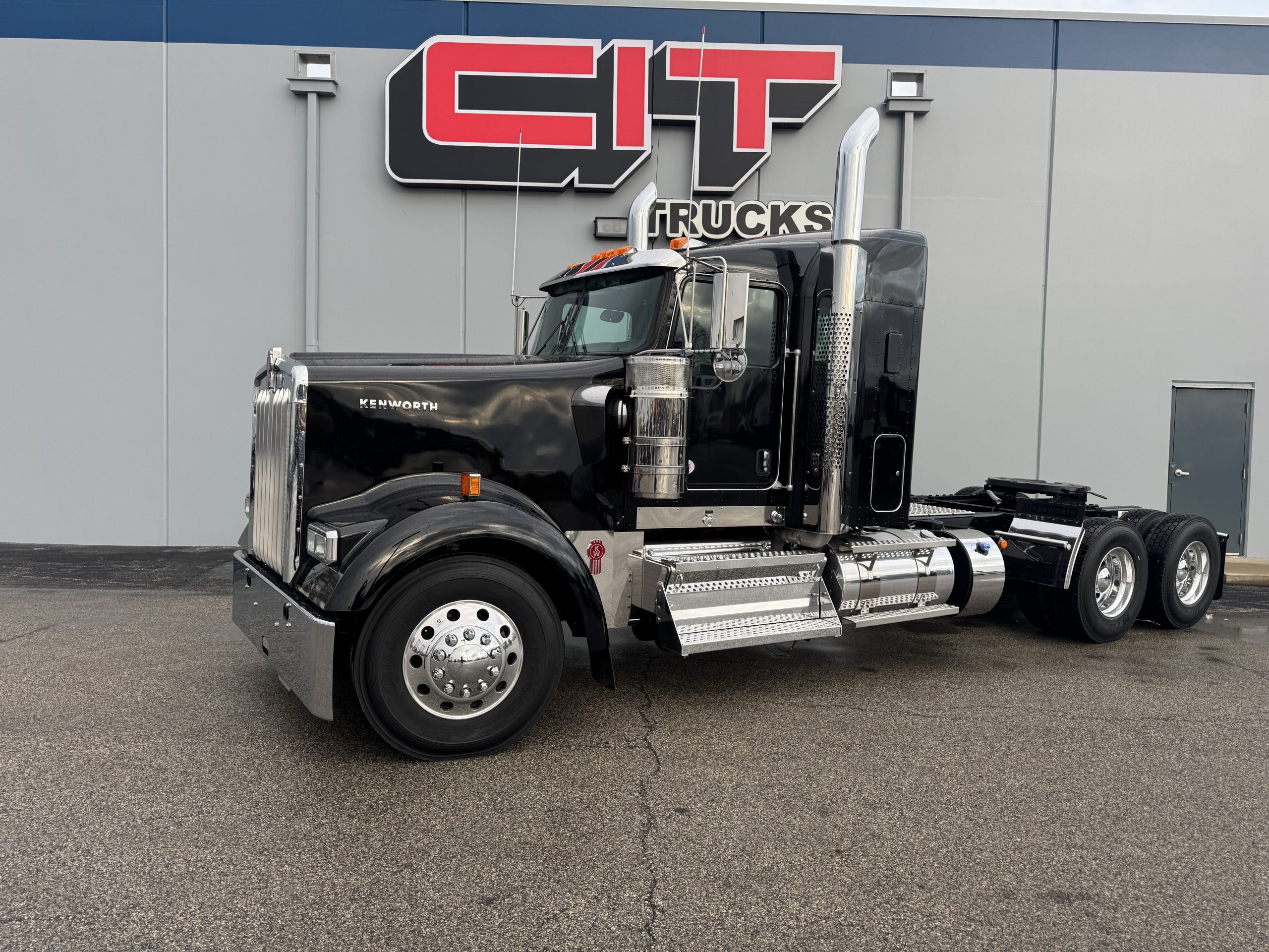 2026 KENWORTH W900L - image 1 of 6