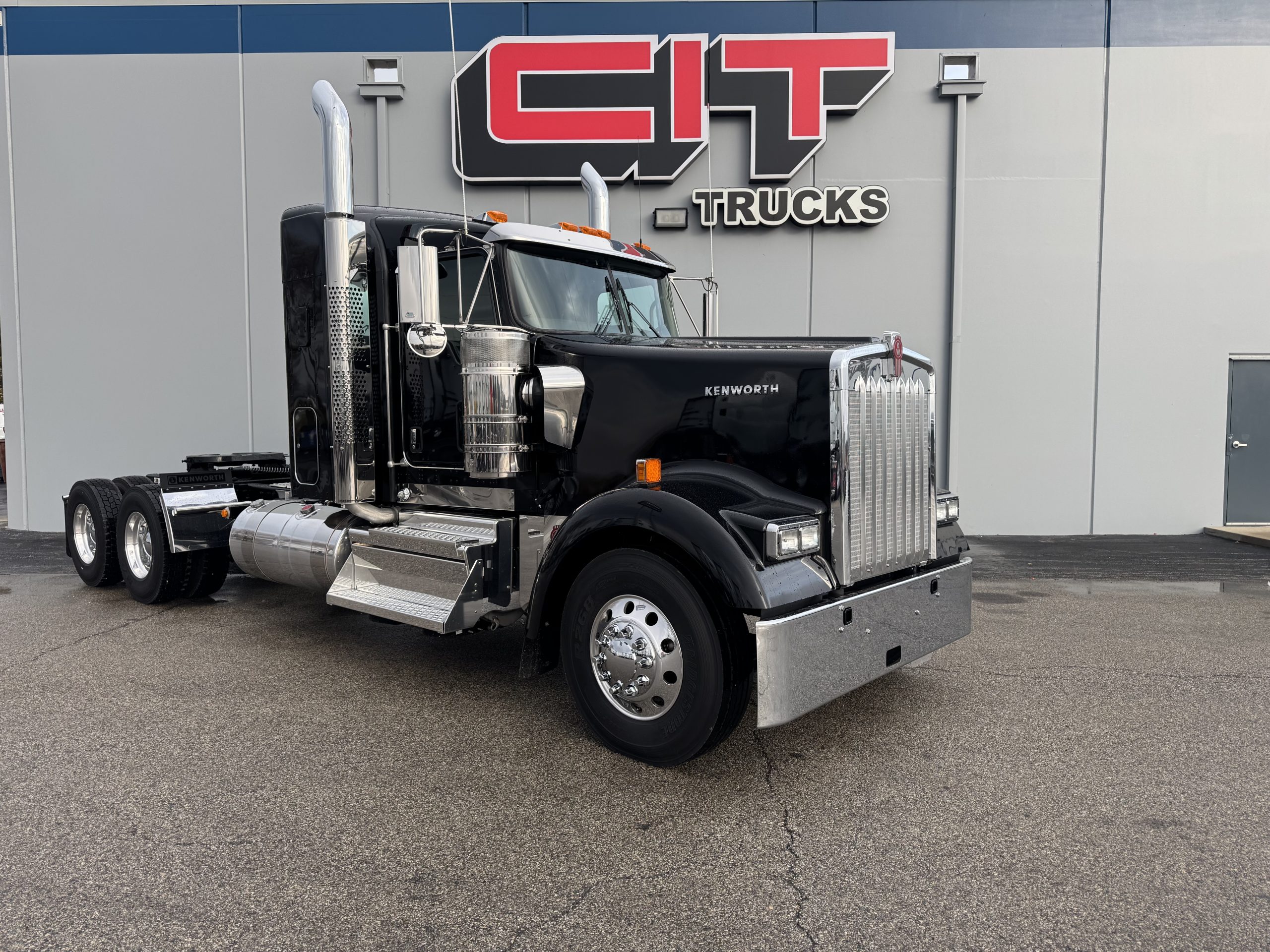 2026 KENWORTH W900L - image 3 of 6