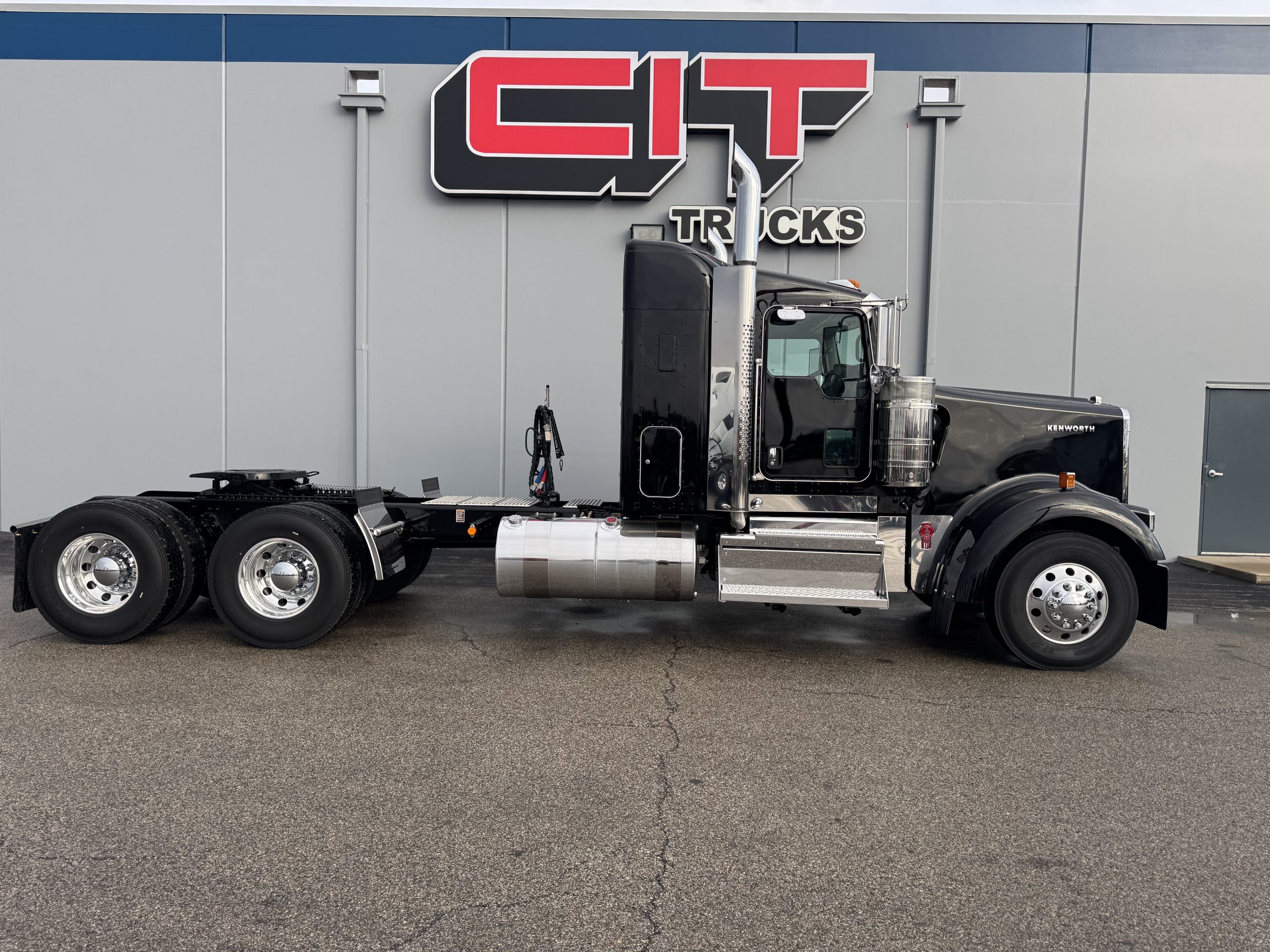 2026 KENWORTH W900L - image 4 of 6