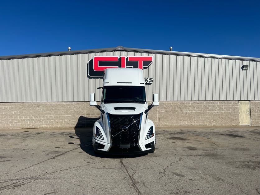 2026 VOLVO VNL860 2026 VOLVO VNL860 - image 2 of 6