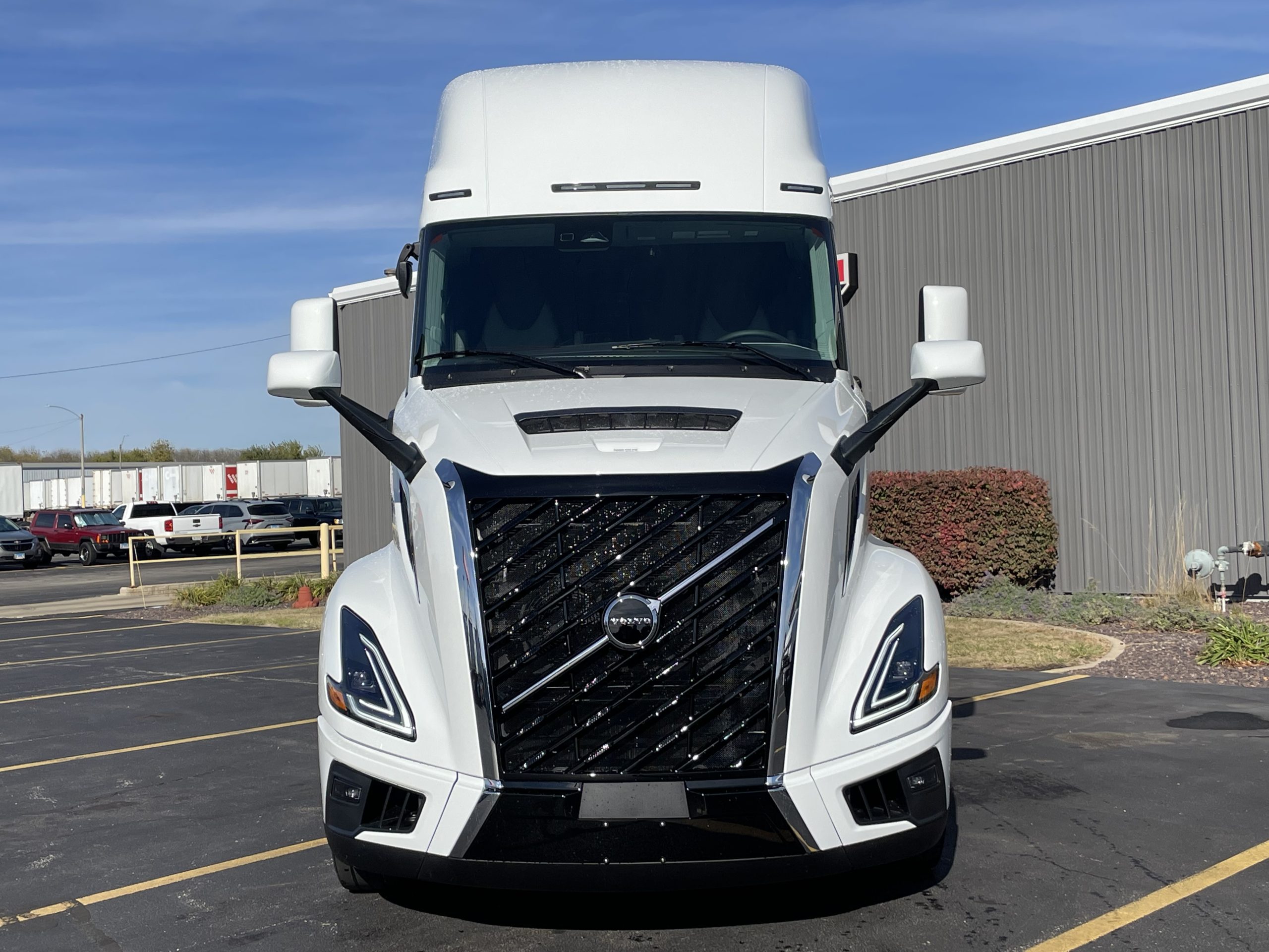 2026 VOLVO VNL860 2026 VOLVO VNL860 - image 2 of 6