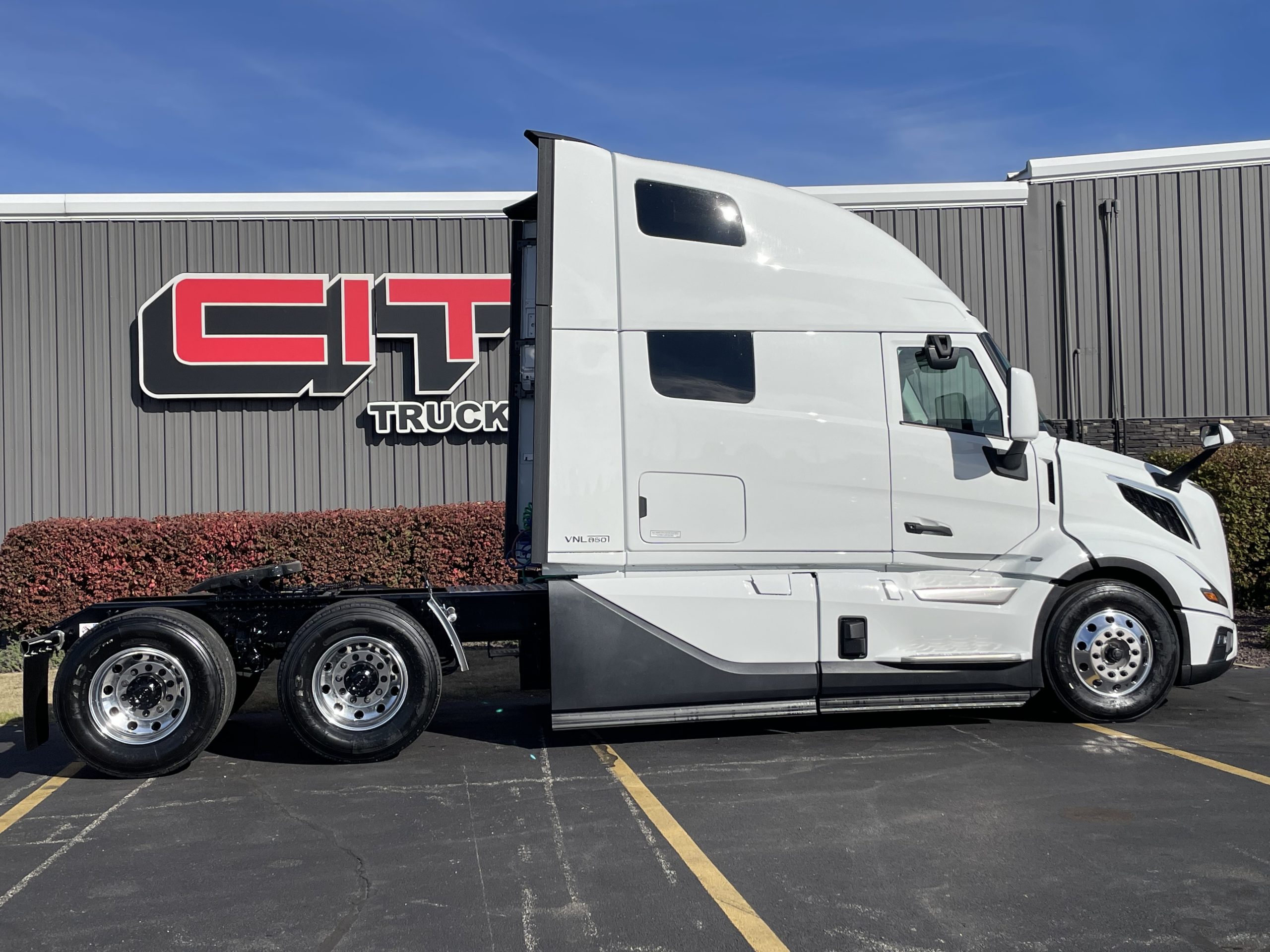 2026 VOLVO VNL860 2026 VOLVO VNL860 - image 4 of 6