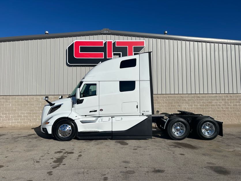 2026 VOLVO VNL860 2026 VOLVO VNL860 - image 2 of 6