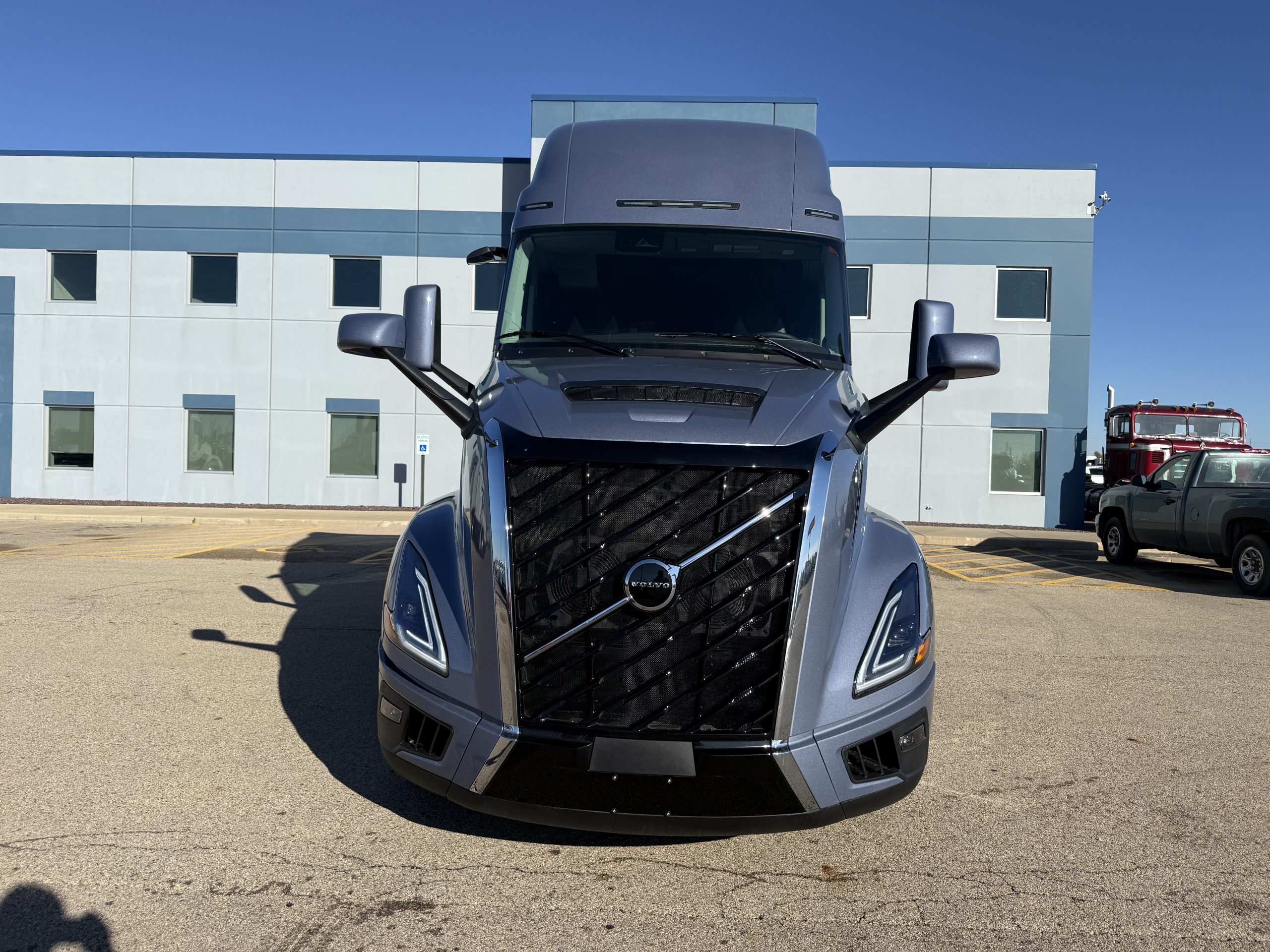 2026 VOLVO VNL860 - image 2 of 6