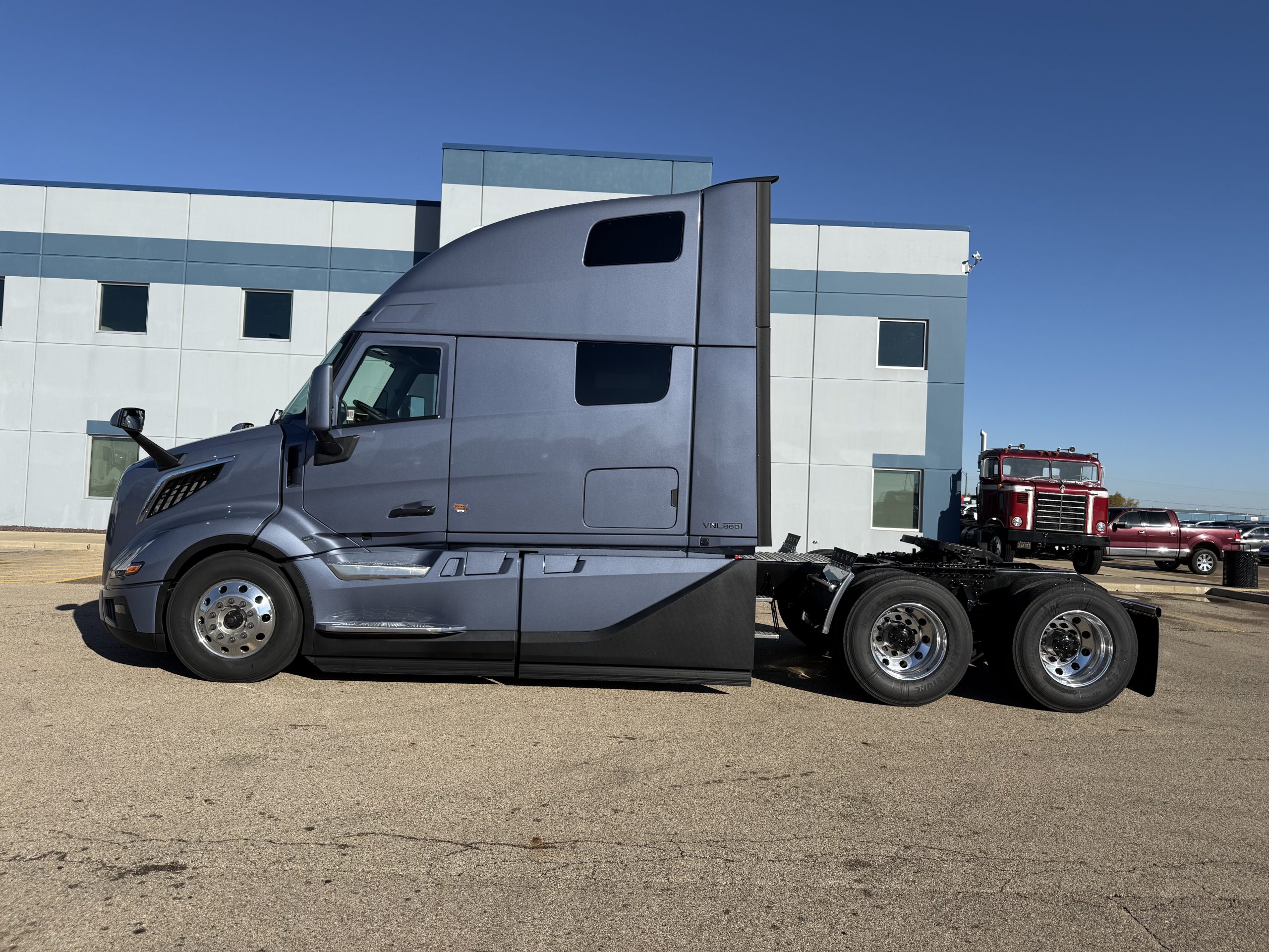 2026 VOLVO VNL860 - image 4 of 6