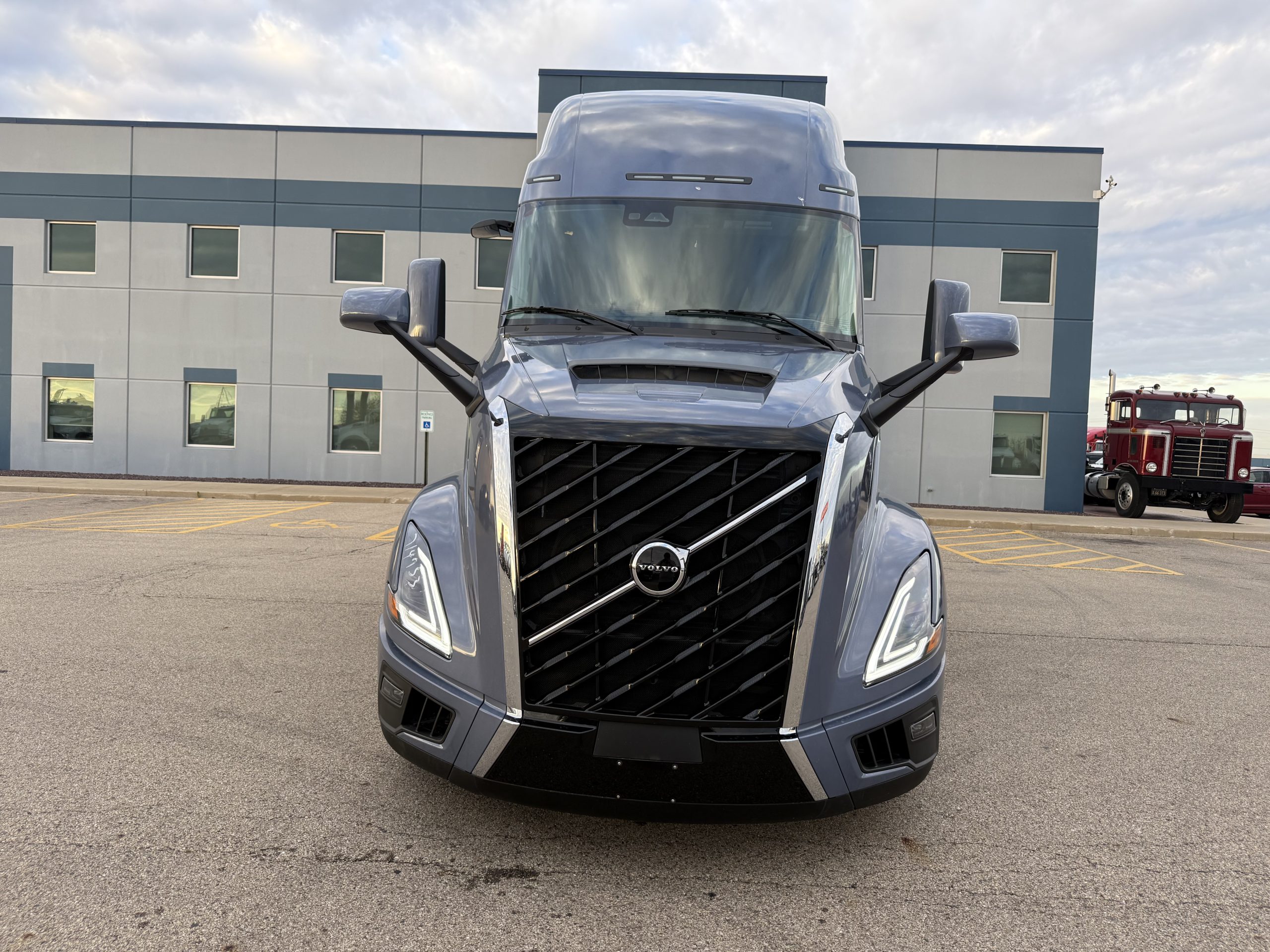 2026 VOLVO VNL860 - image 2 of 6