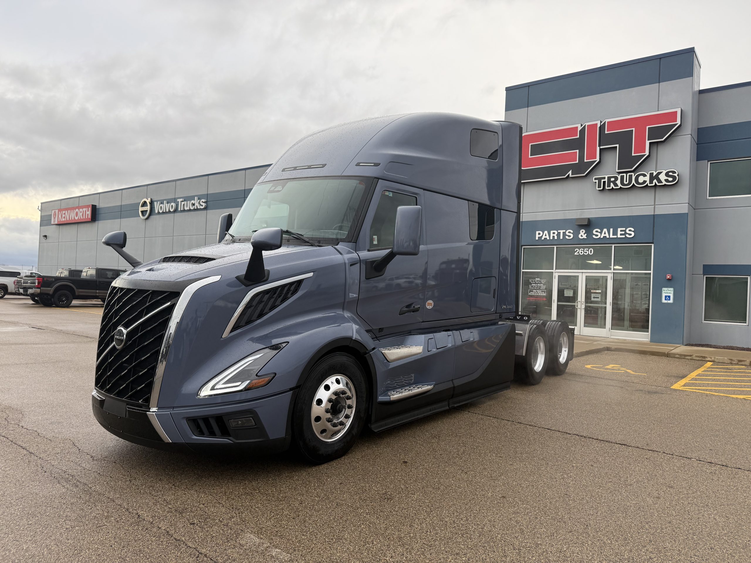 2026 VOLVO VNL860 - image 1 of 6