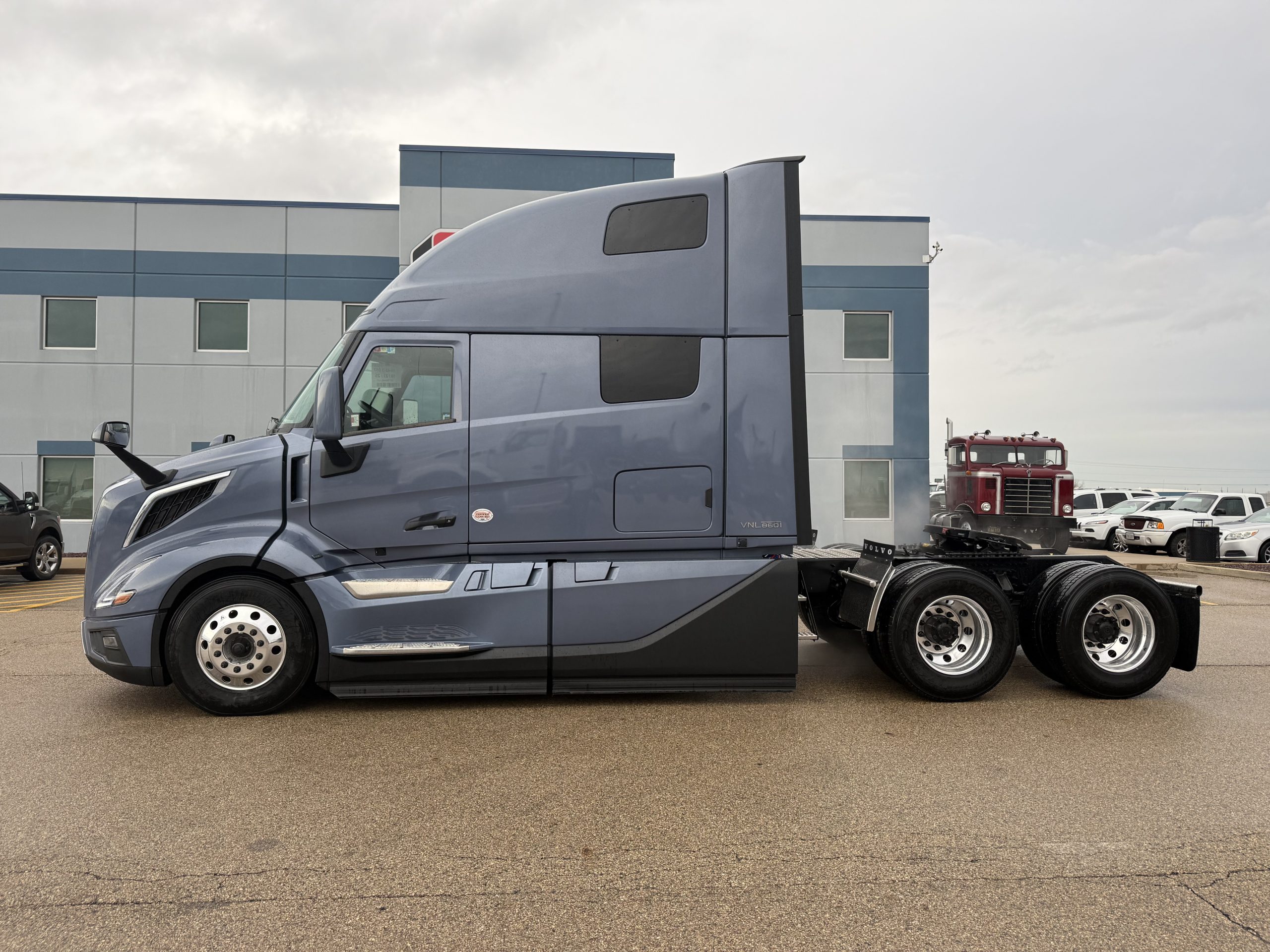 2026 VOLVO VNL860 - image 4 of 6