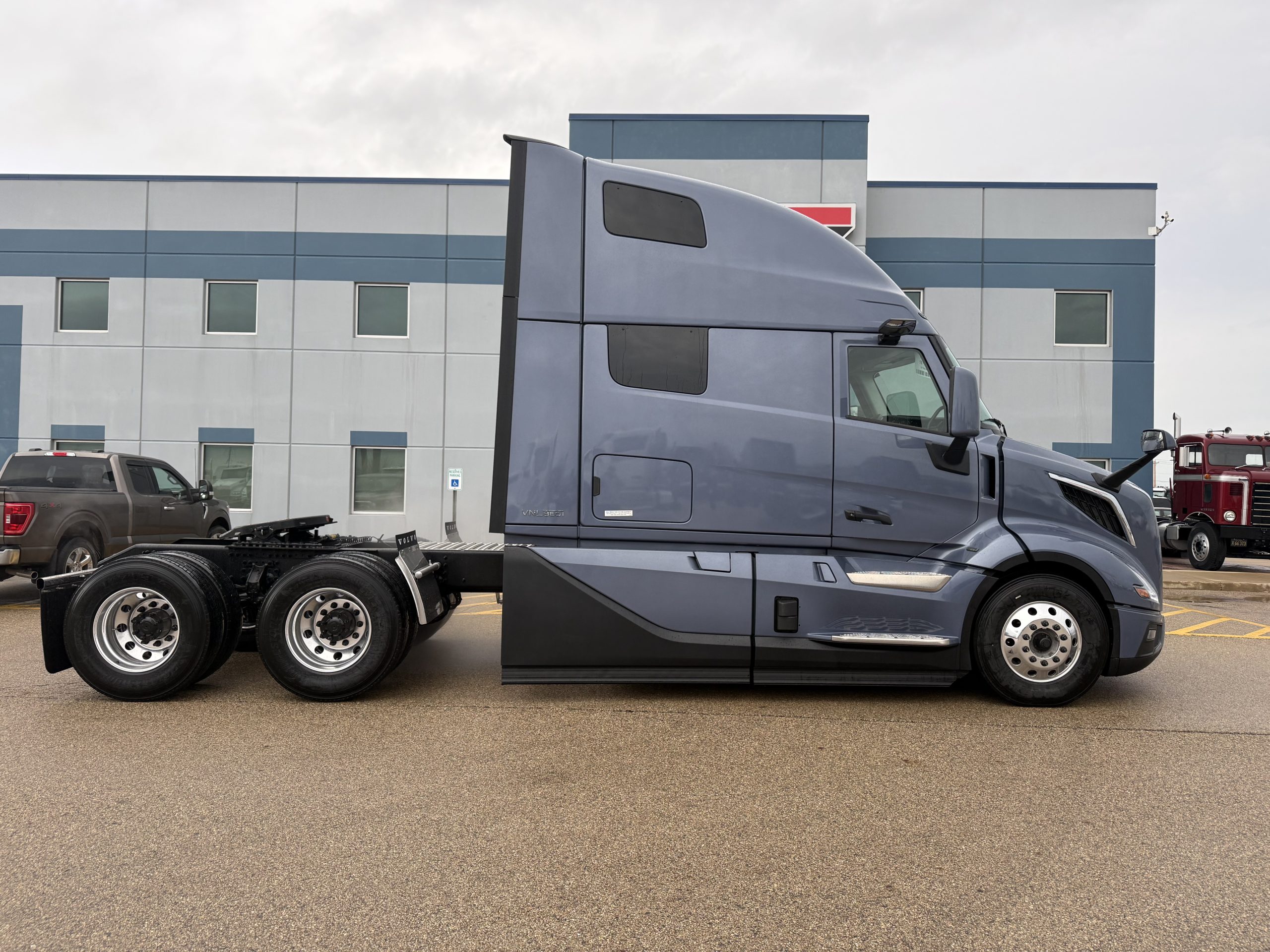 2026 VOLVO VNL860 - image 5 of 6