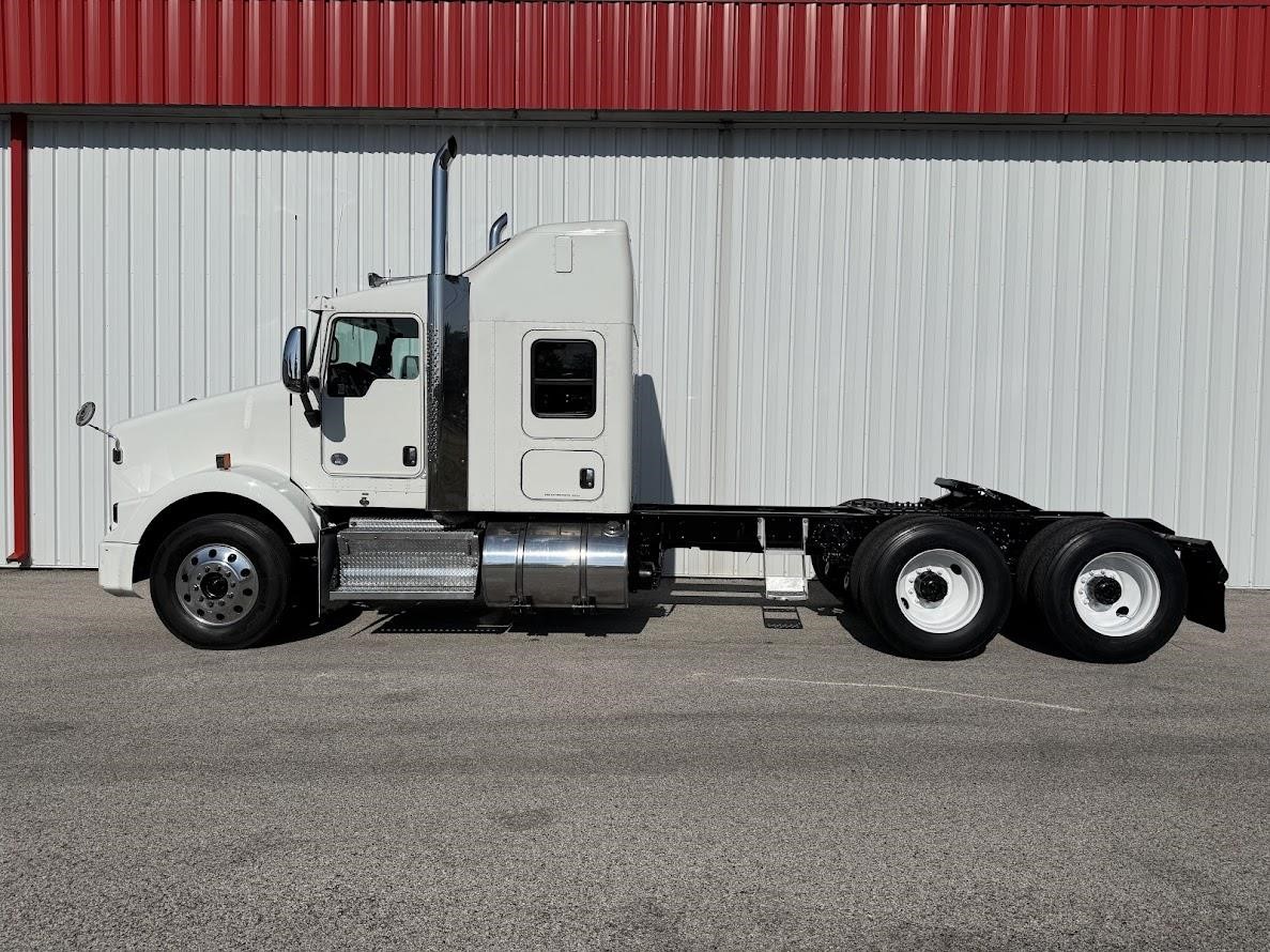 2019 Kenworth T800 - image 3