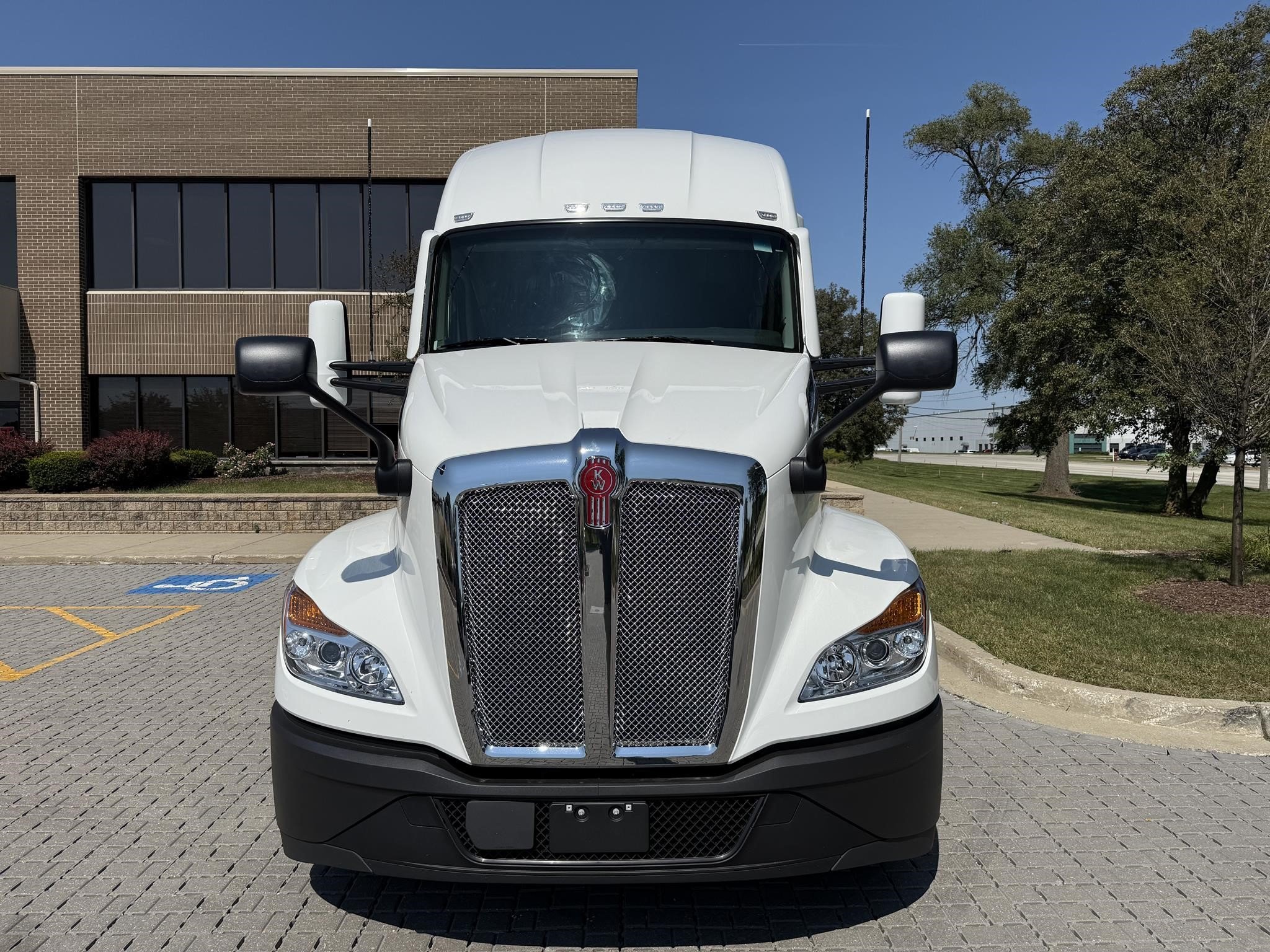 2026 Kenworth T680 - image 2