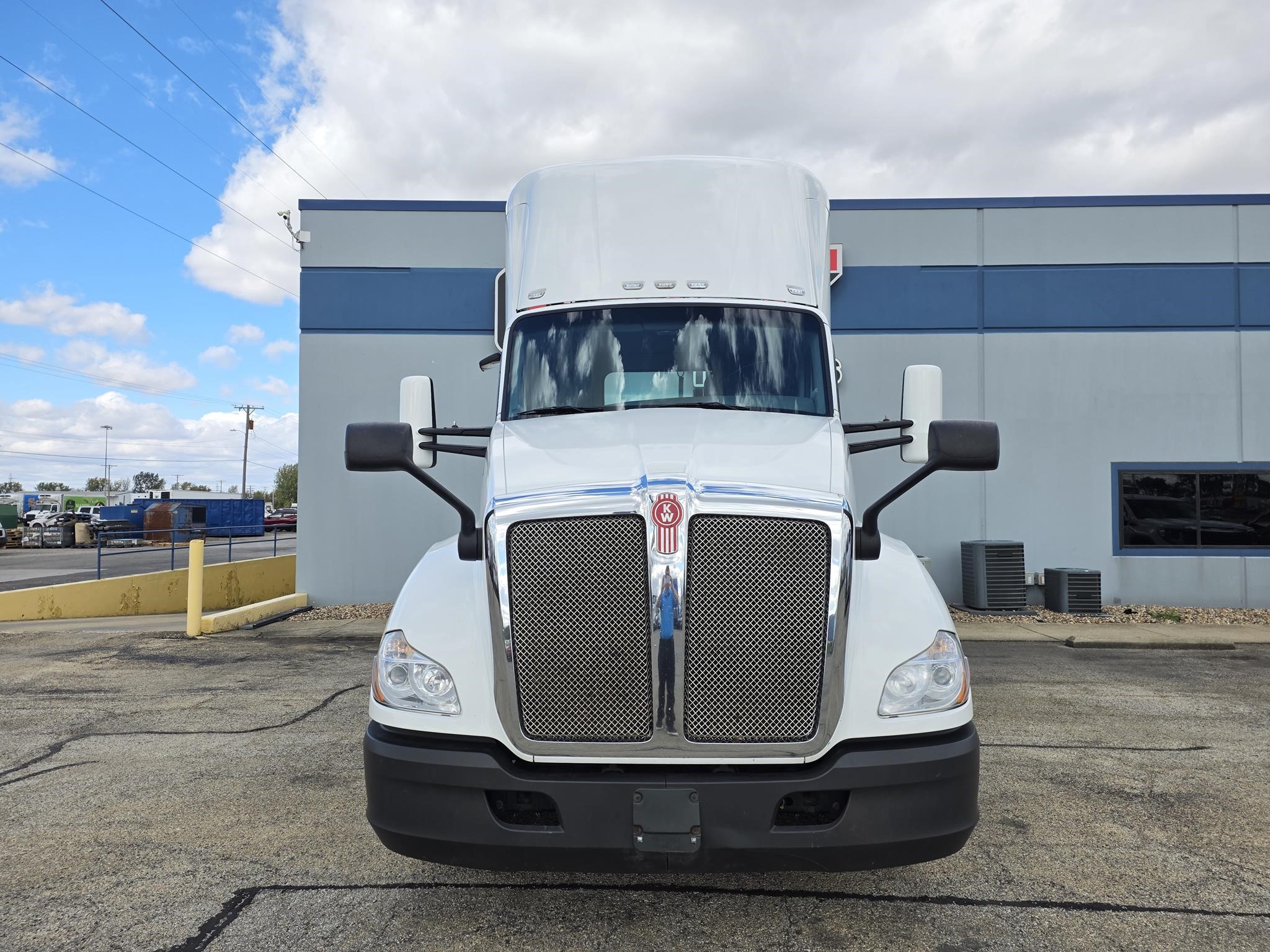 2019 Kenworth T680 - image 2