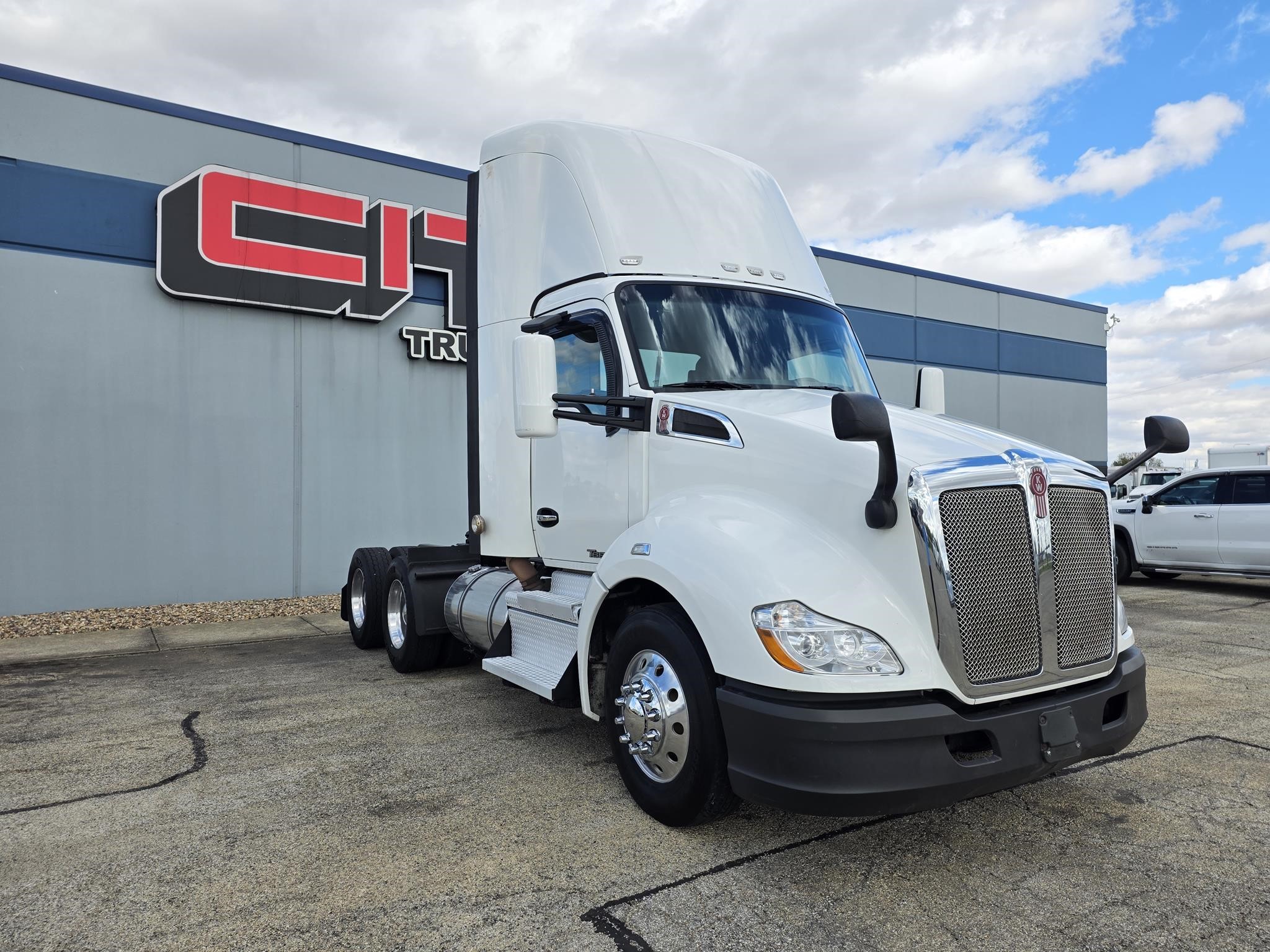 2019 Kenworth T680 - image 3