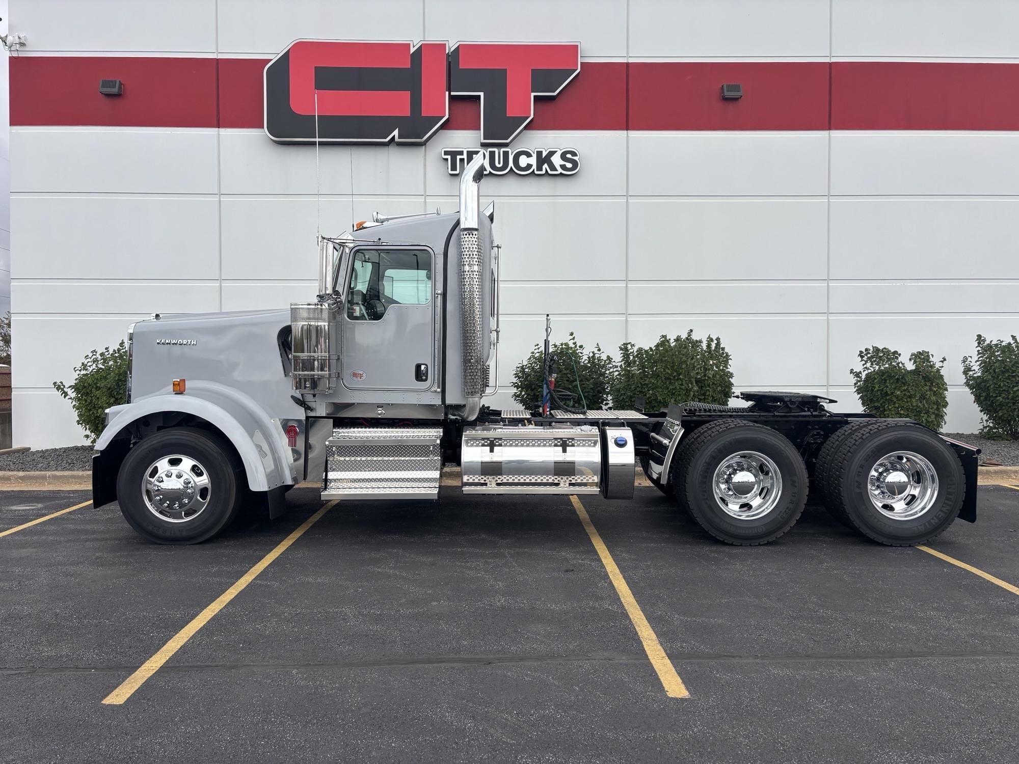 2026 Kenworth W900 - image 2