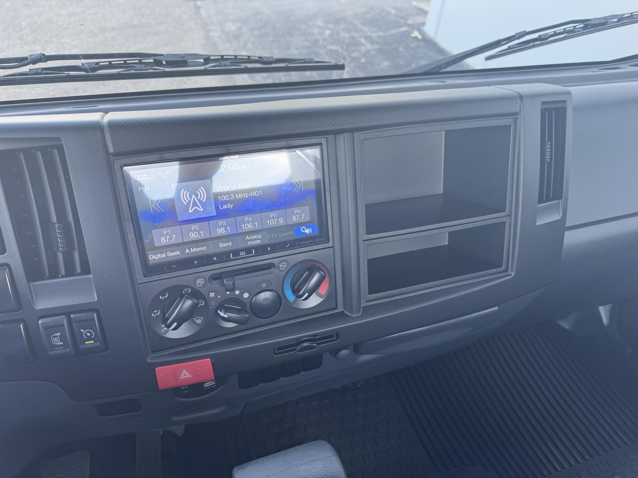 2025 Isuzu NRR - image 4