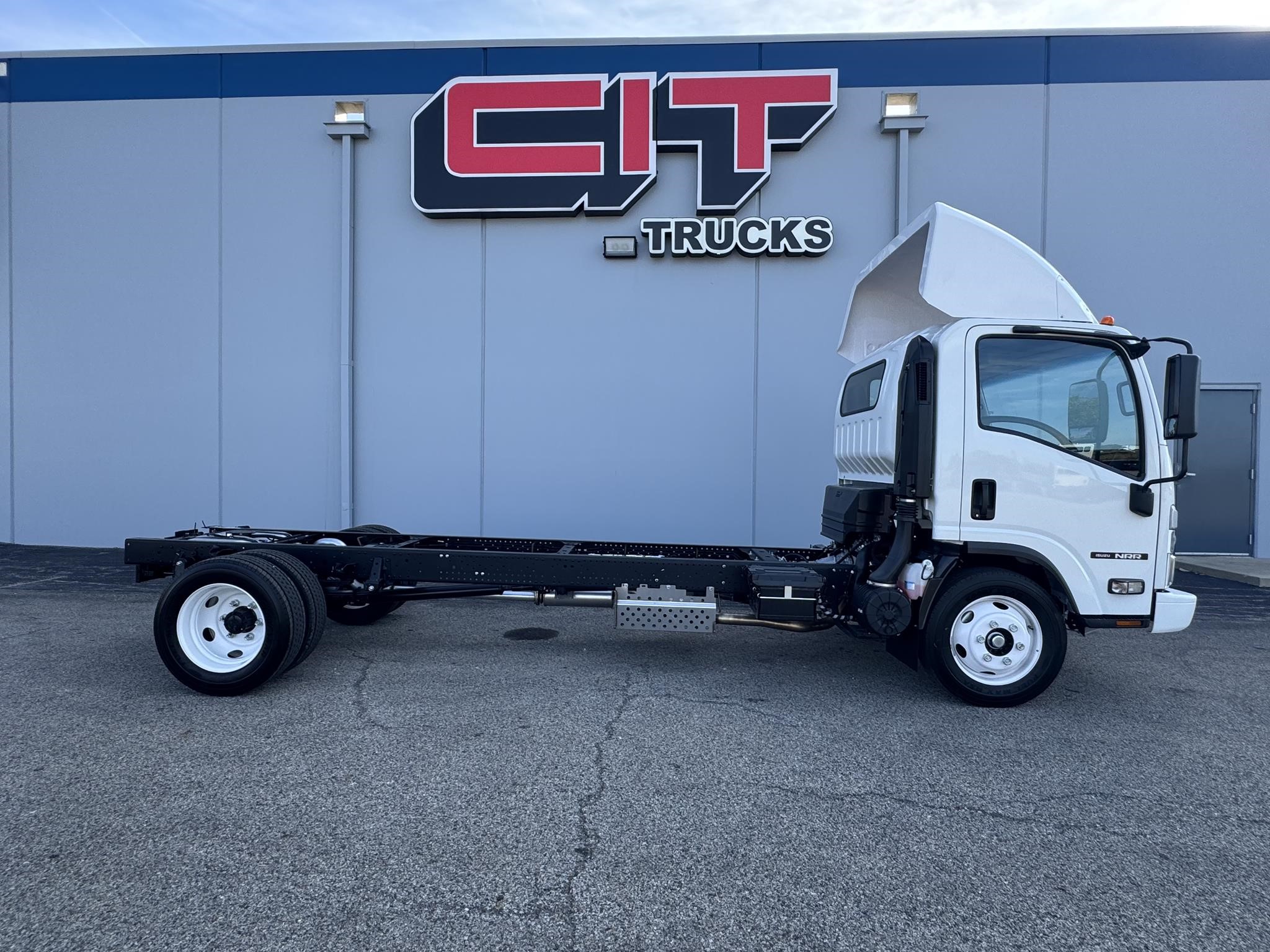 2025 Isuzu NRR - image 6