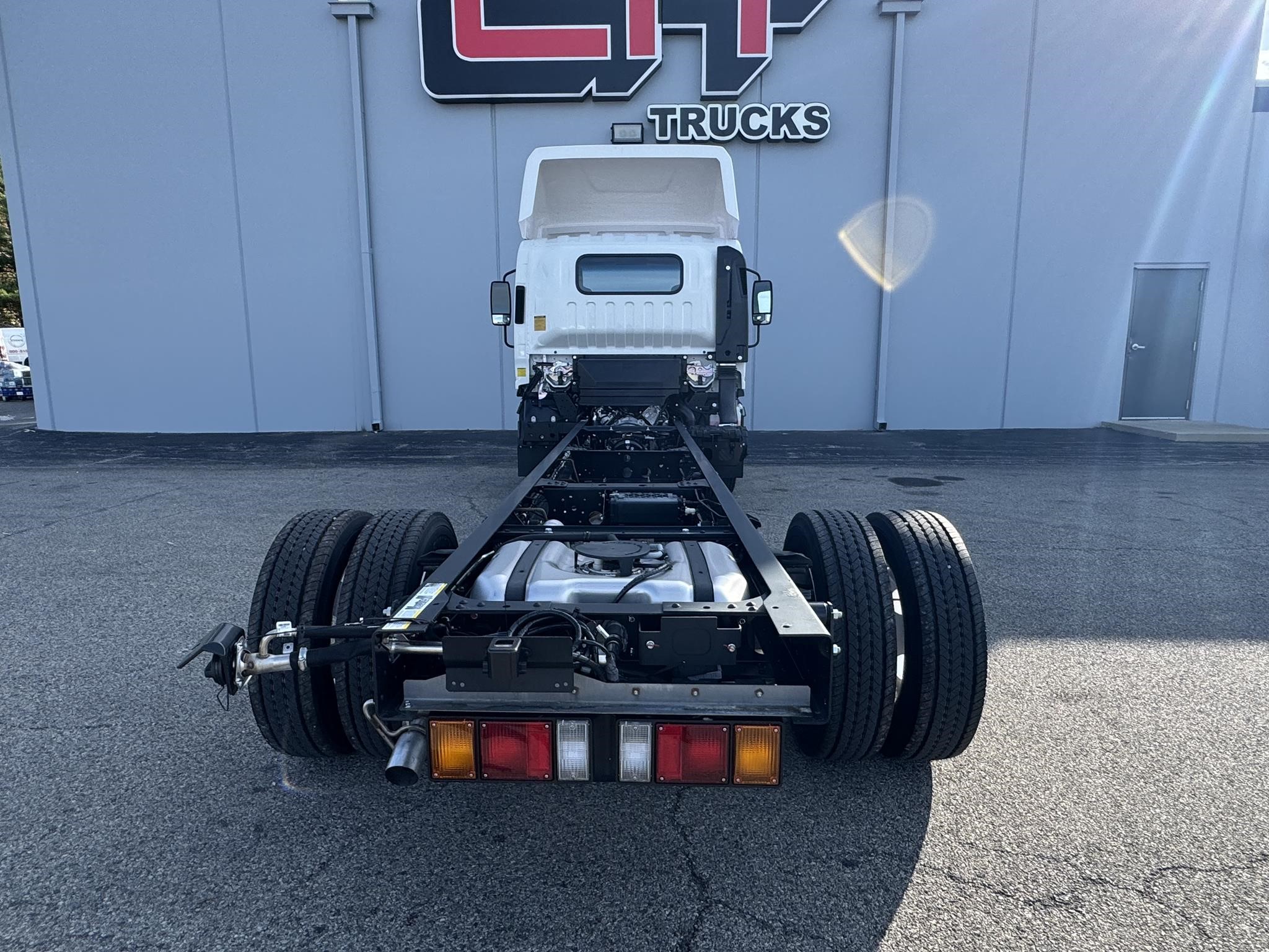 2025 Isuzu NRR - image 5