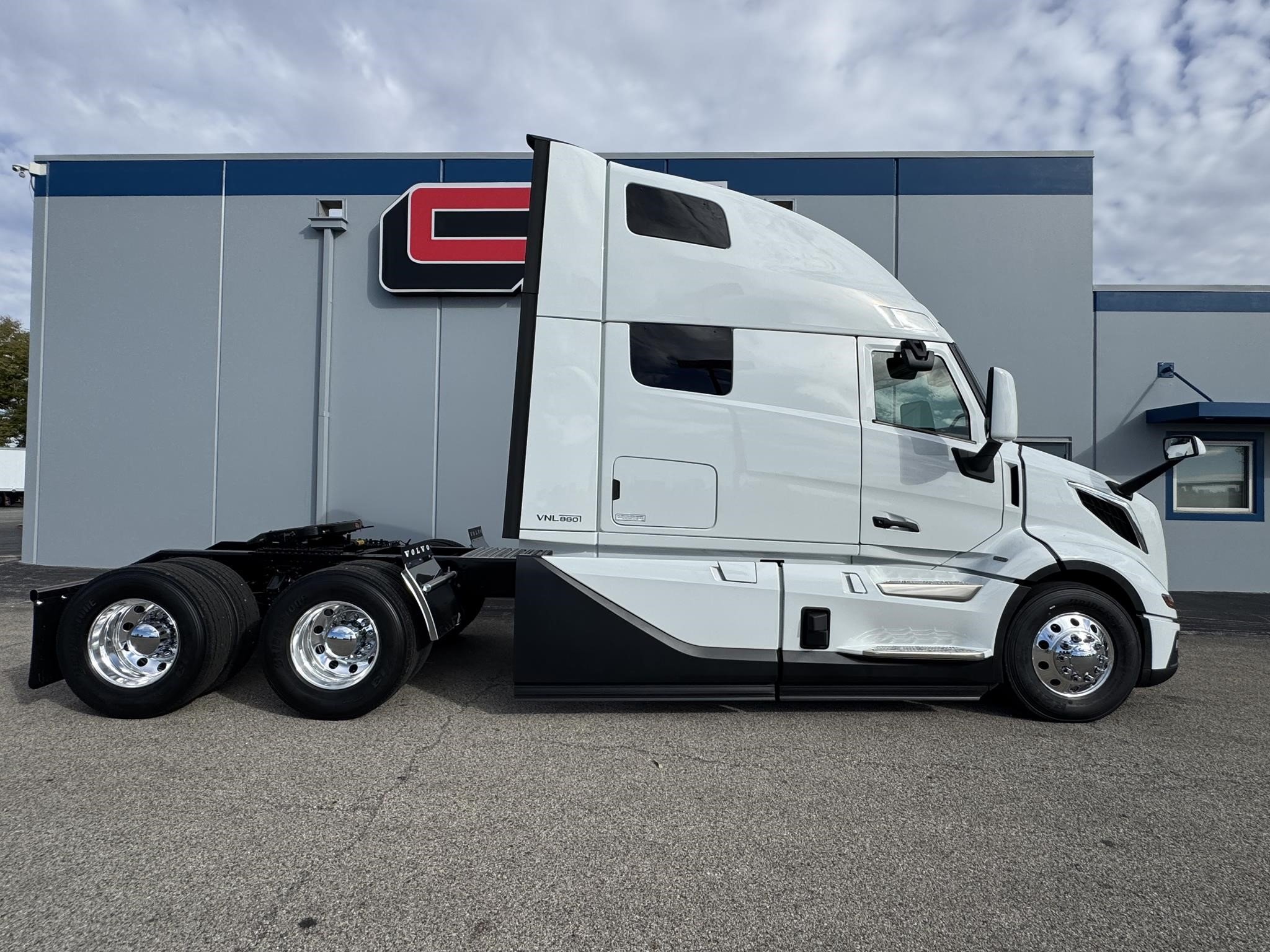 2026 VOLVO VNL64T860 - image 4 of 6