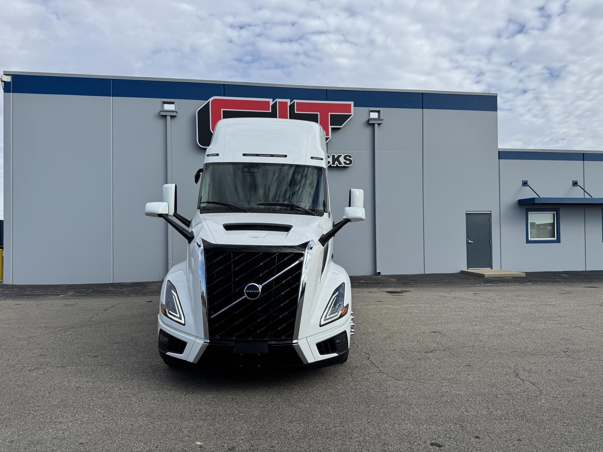 2026 VOLVO VNL64T860 - image 2 of 6
