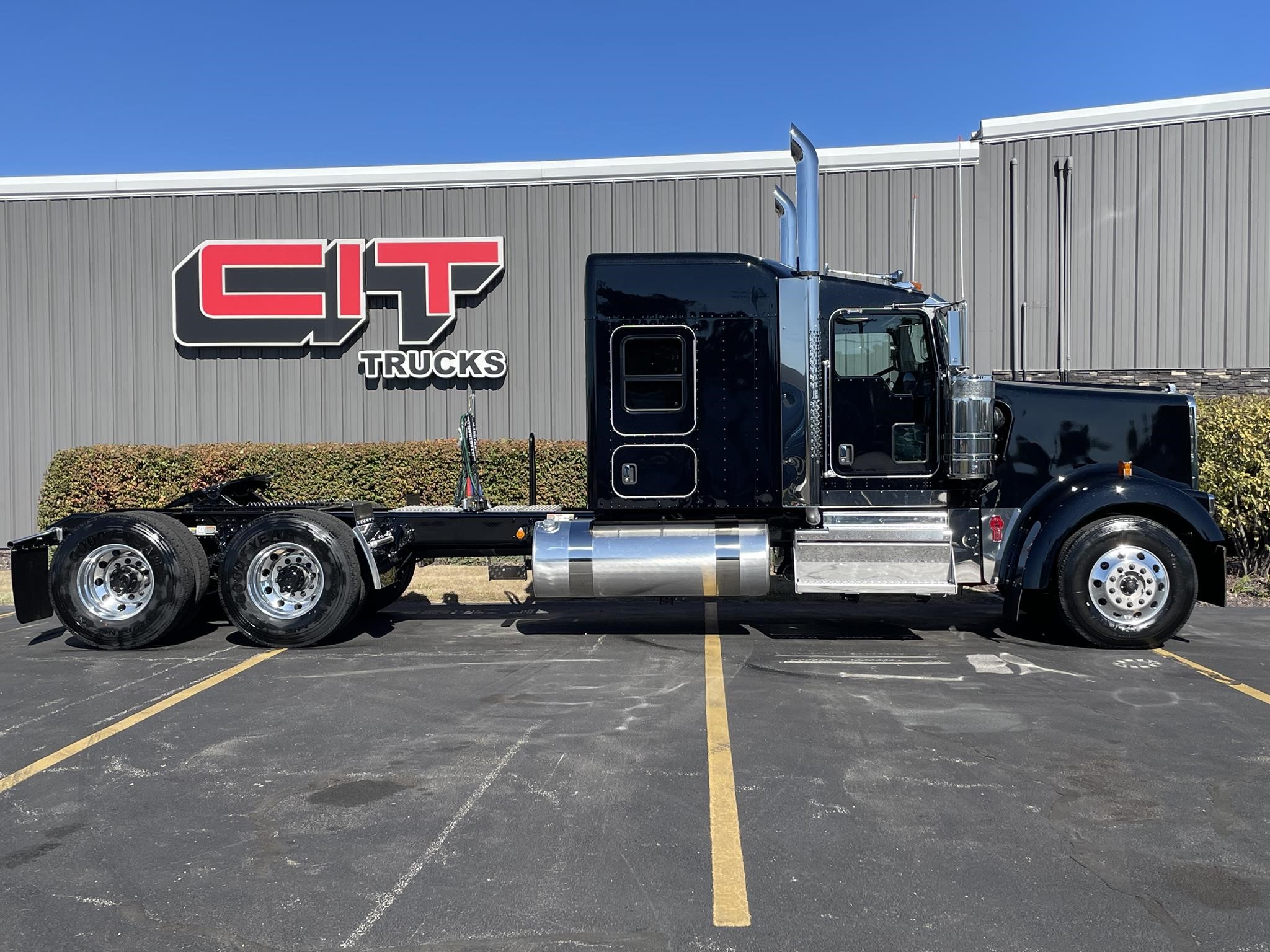 2026 Kenworth W900 - image 5