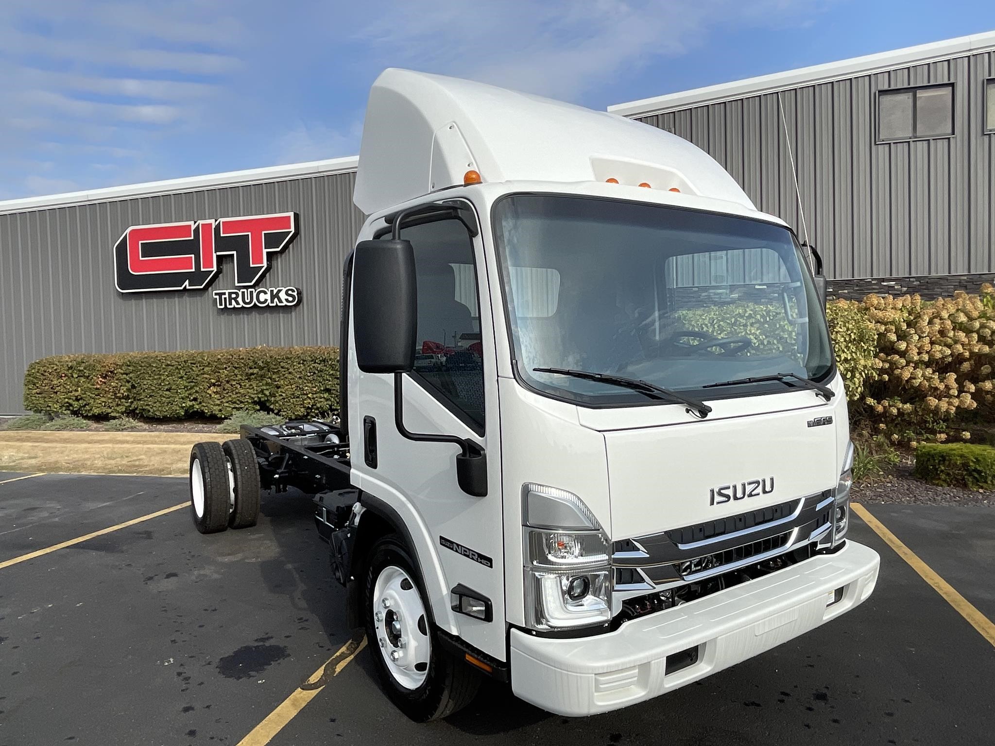 2025 Isuzu NPR - image 3