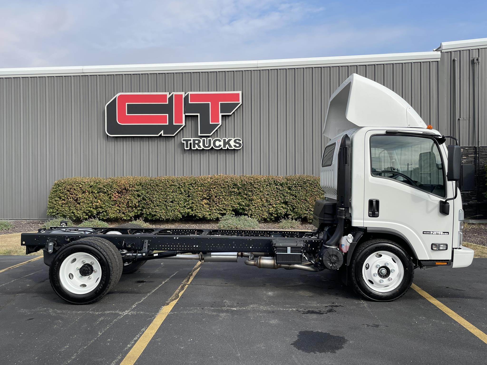 2025 Isuzu NPR - image 6