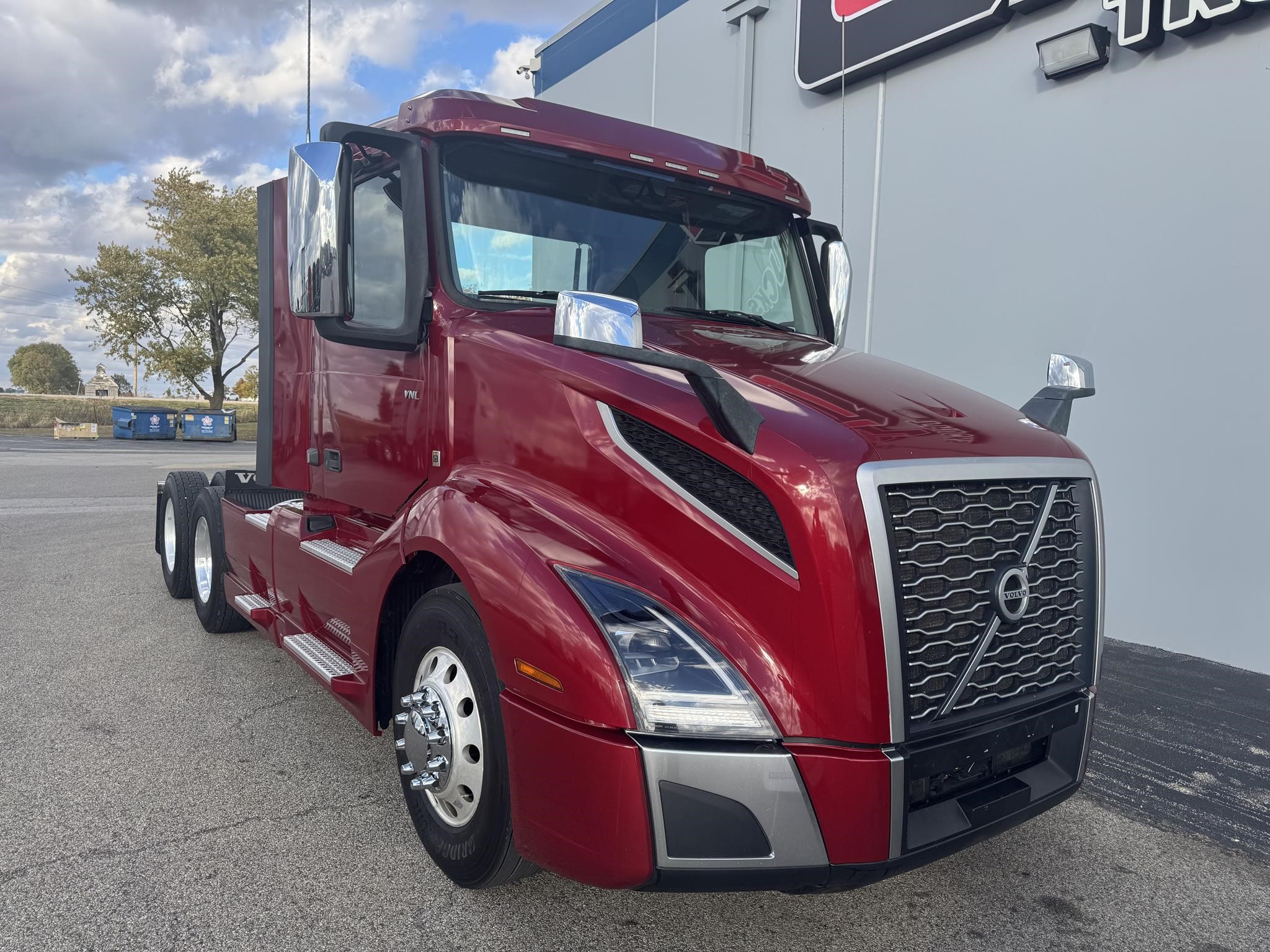 2022 VOLVO VNL64T300 - image 2 of 6