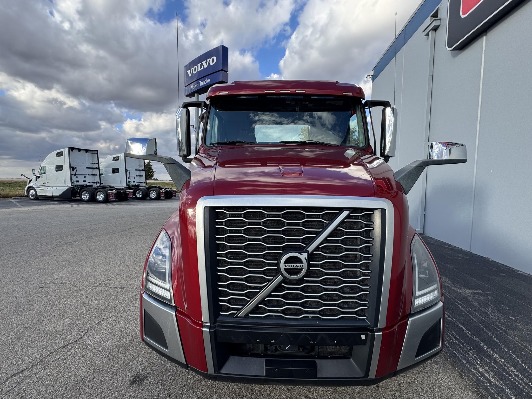 2022 VOLVO VNL64T300 - image 4 of 6