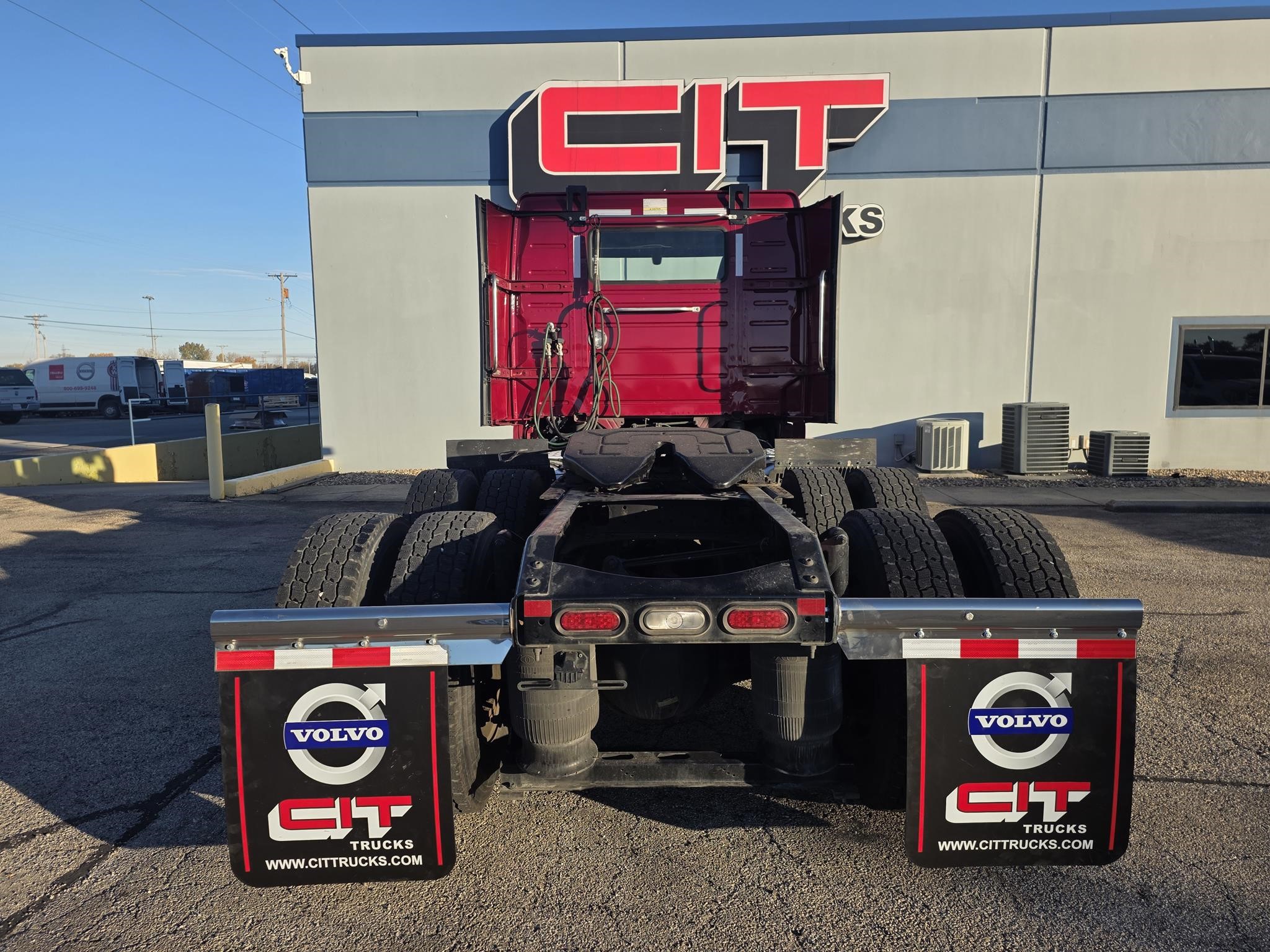 2022 VOLVO VNL64T300 - image 2 of 6