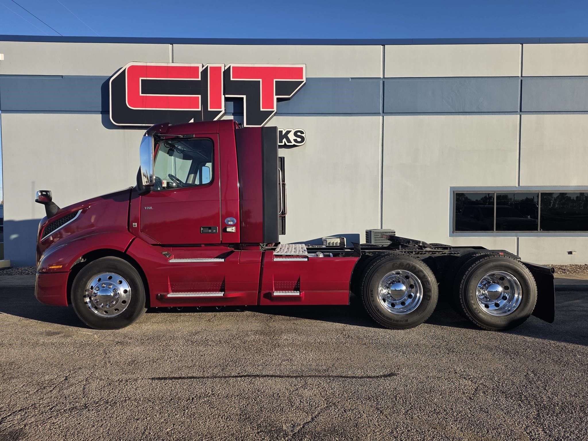 2022 VOLVO VNL64T300 - image 3 of 6