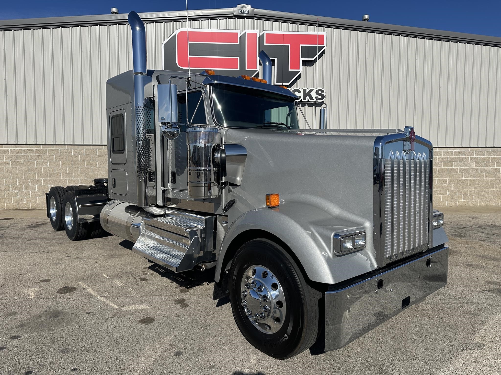 2026 KENWORTH W900L - image 3 of 6