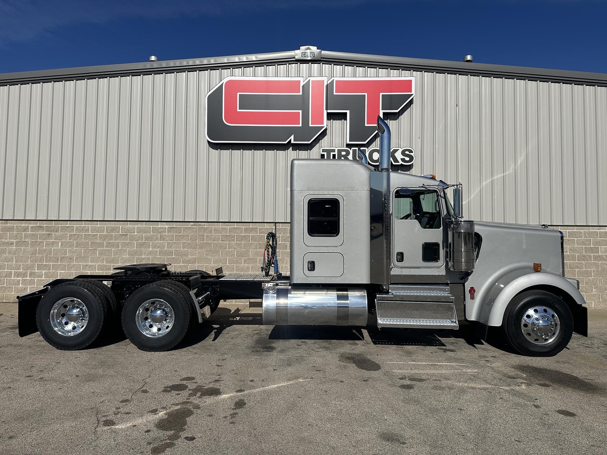 2026 KENWORTH W900L - image 4 of 6