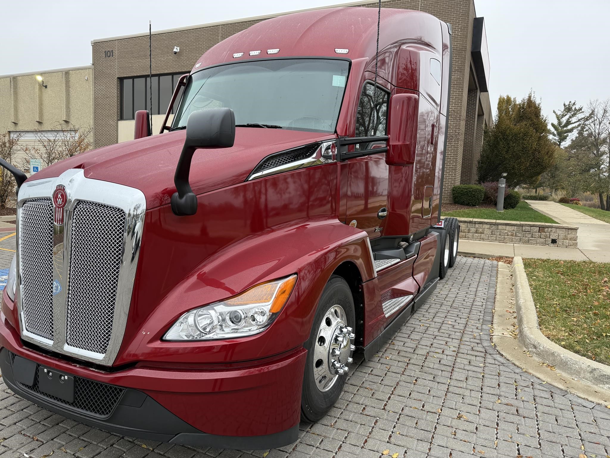 2026 KENWORTH T680 - image 1 of 6