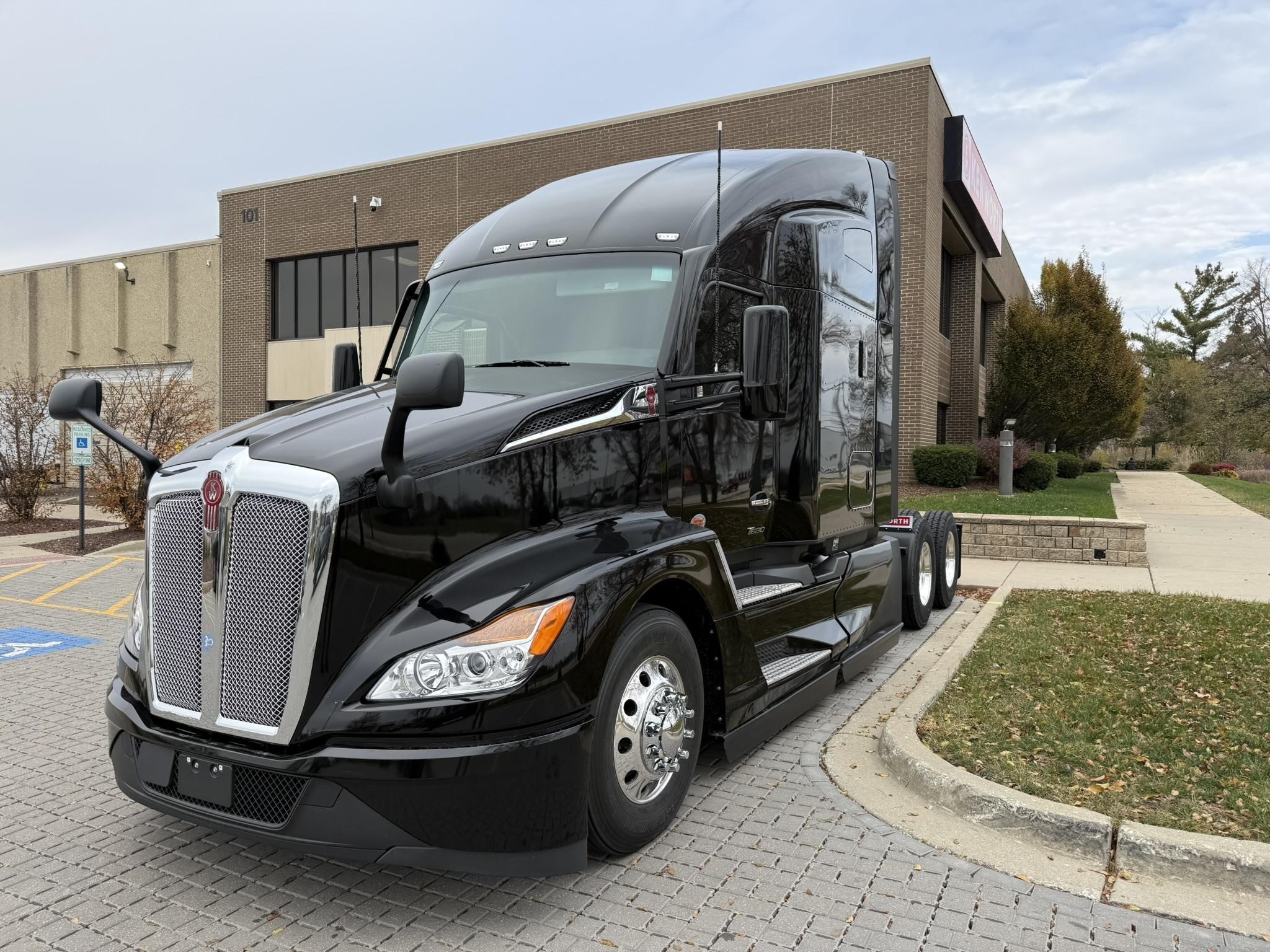 2026 KENWORTH T680 - image 1 of 6